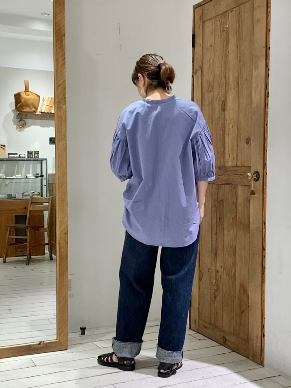 ブルー系のデニムパンツ、ブルー系のシャツ/ブラウスを着用したレディースの春コーディネートの2枚目の写真