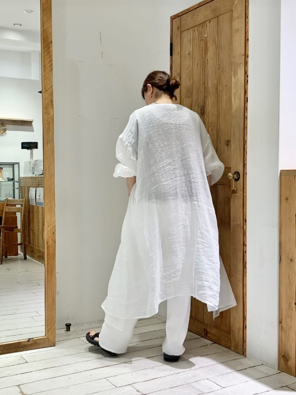 ベージュ系のTシャツ/カットソー、ホワイト系のワンピースを着用したレディースの夏コーディネートの5枚目の写真