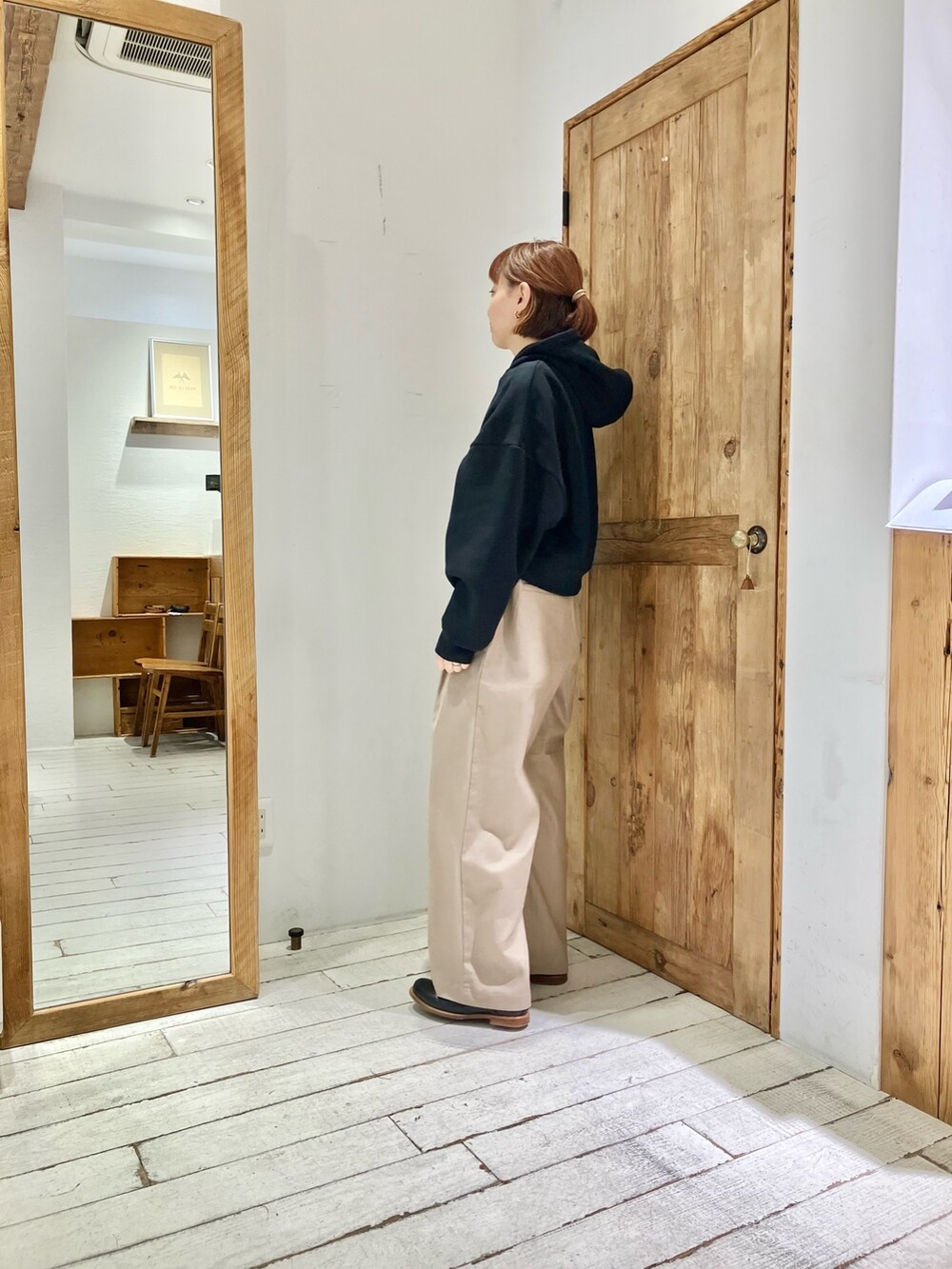 ブラック系のトップス、ベージュ系のその他パンツを着用したレディースの秋コーディネートの3枚目の写真