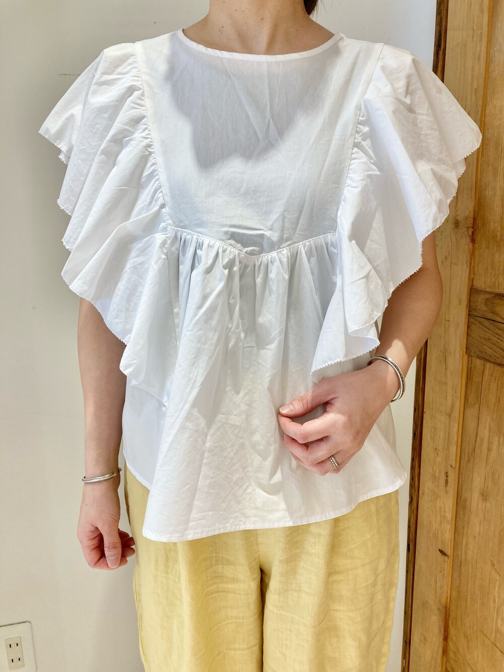 ホワイト系のシャツ/ブラウス、イエロー系のその他パンツを着用したレディースの夏コーディネートの4枚目の写真