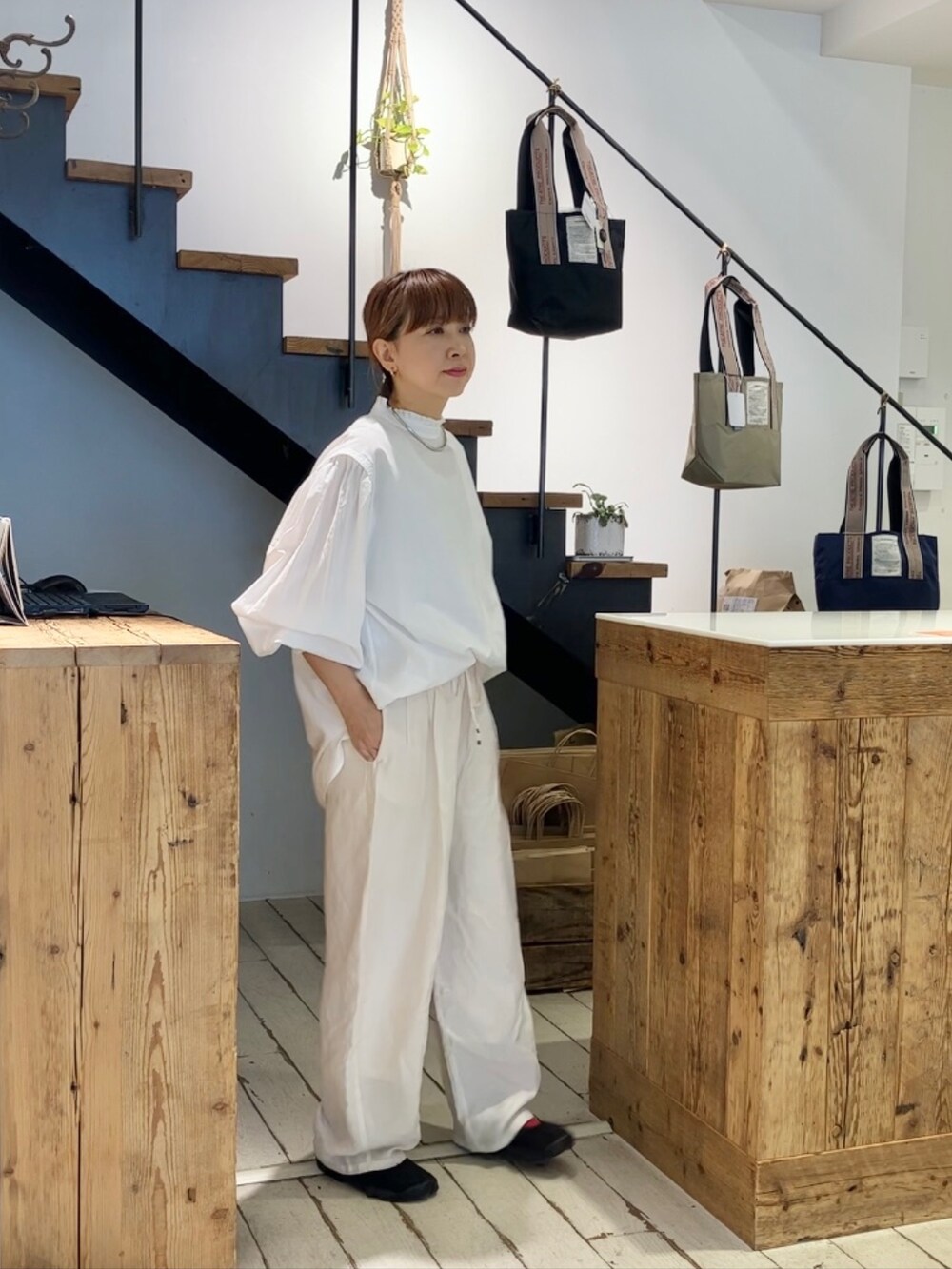 ホワイト系のシャツ/ブラウス、ホワイト系のパンツを着用したレディースの秋コーディネートの3枚目の写真