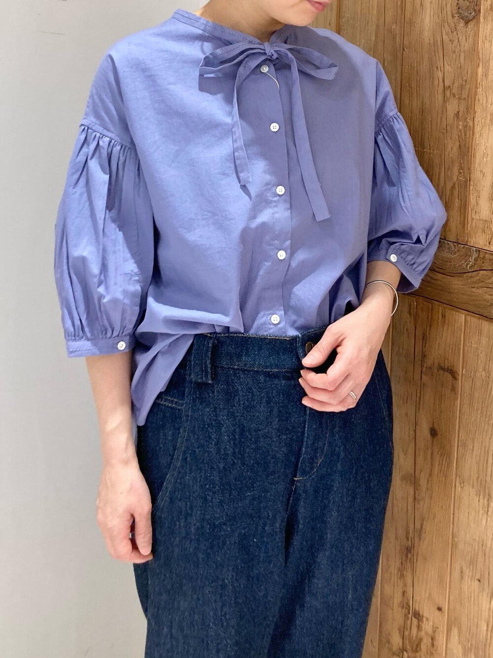 ブルー系のデニムパンツ、ブルー系のシャツ/ブラウスを着用したレディースの春コーディネートの3枚目の写真