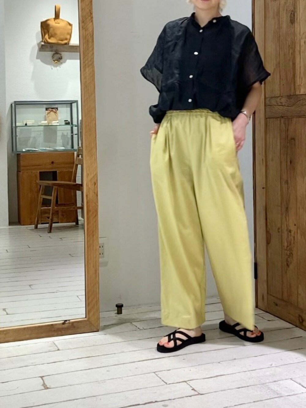 ブラック系のシャツ/ブラウス、イエロー系のその他パンツを着用したレディースの夏コーディネートの3枚目の写真