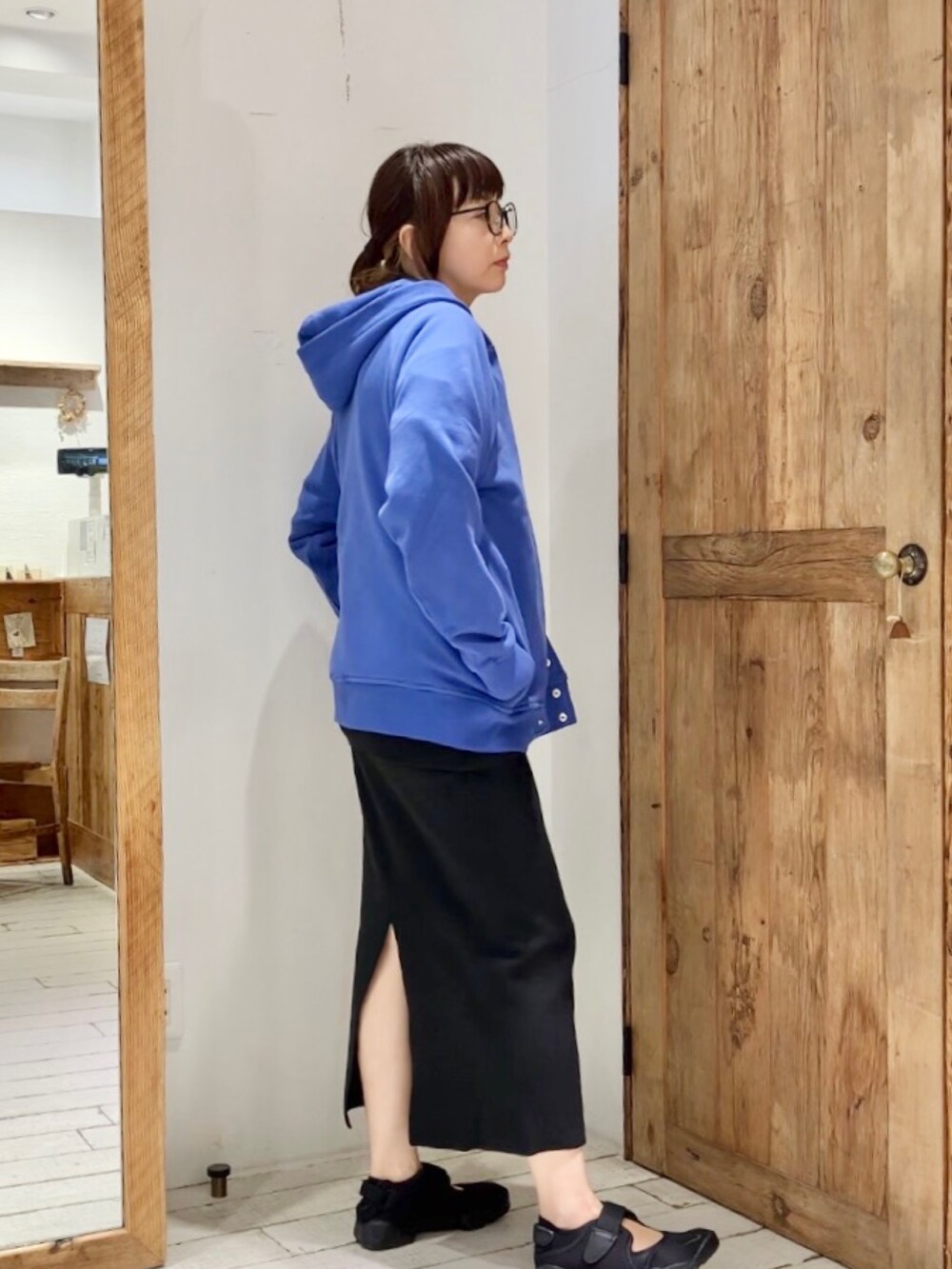 ブルー系のカーディガン/ボレロを着用したレディースの秋コーディネートの3枚目の写真