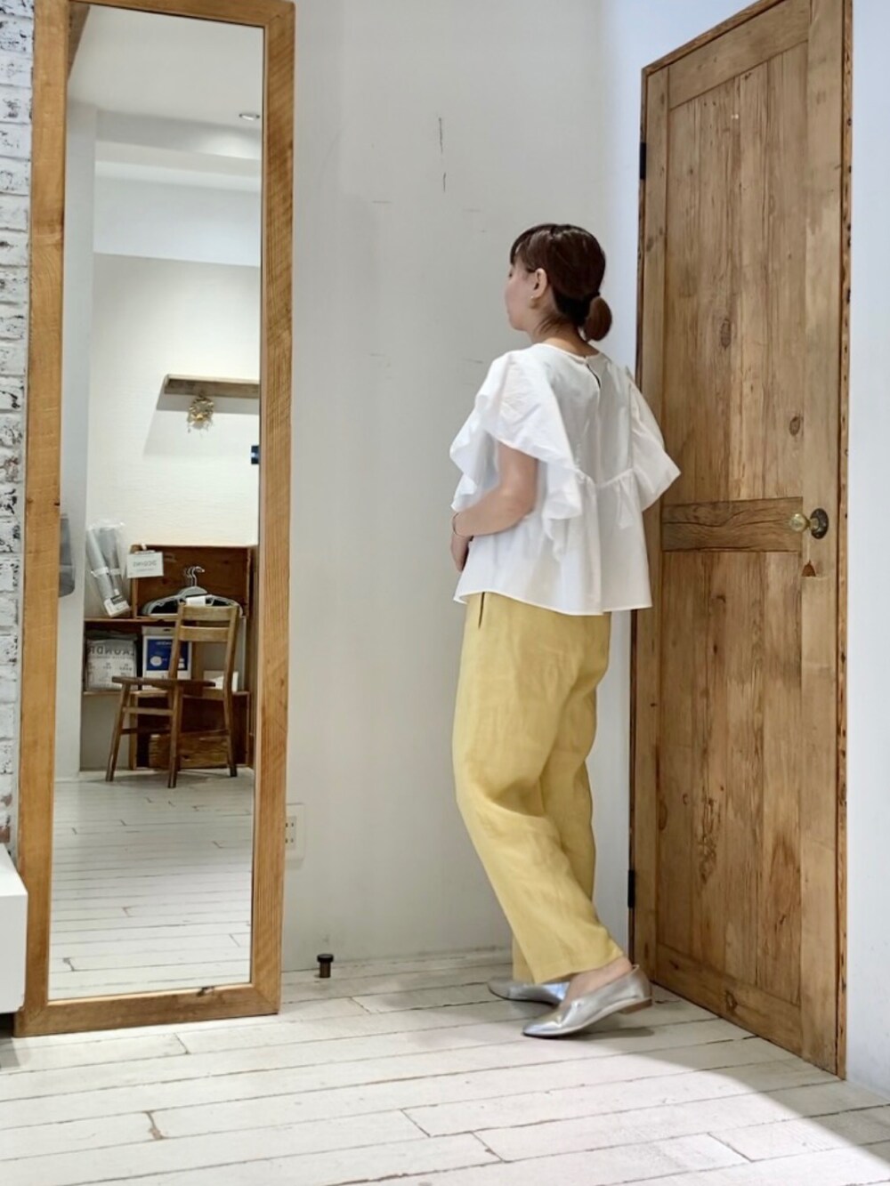 ホワイト系のシャツ/ブラウス、イエロー系のその他パンツを着用したレディースの夏コーディネートの3枚目の写真