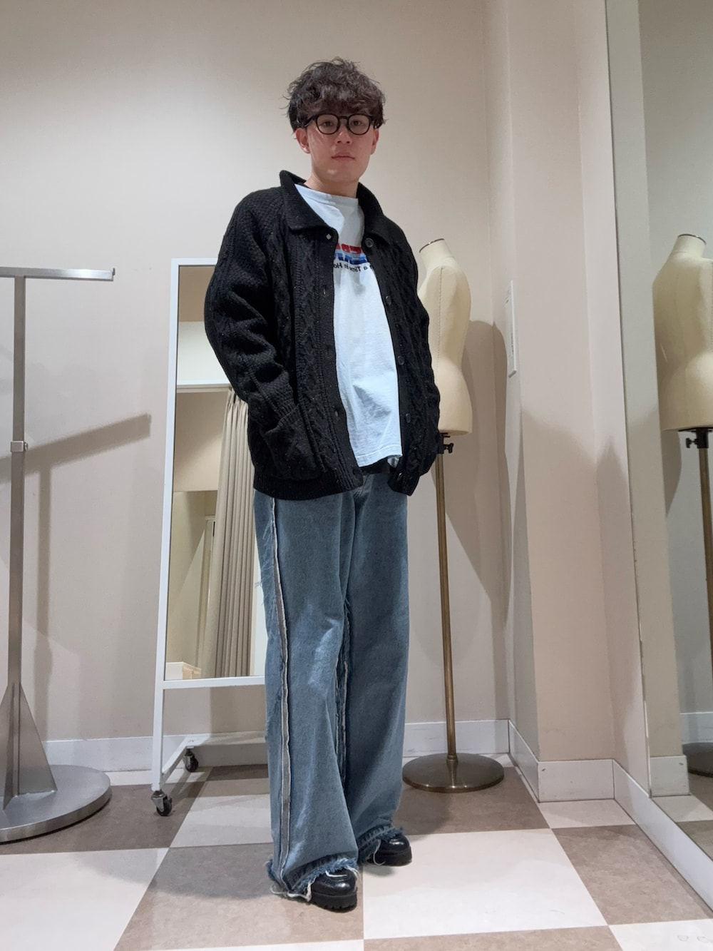 ブラック系のカーディガン/ボレロを着用したメンズの冬コーディネートの2枚目の写真