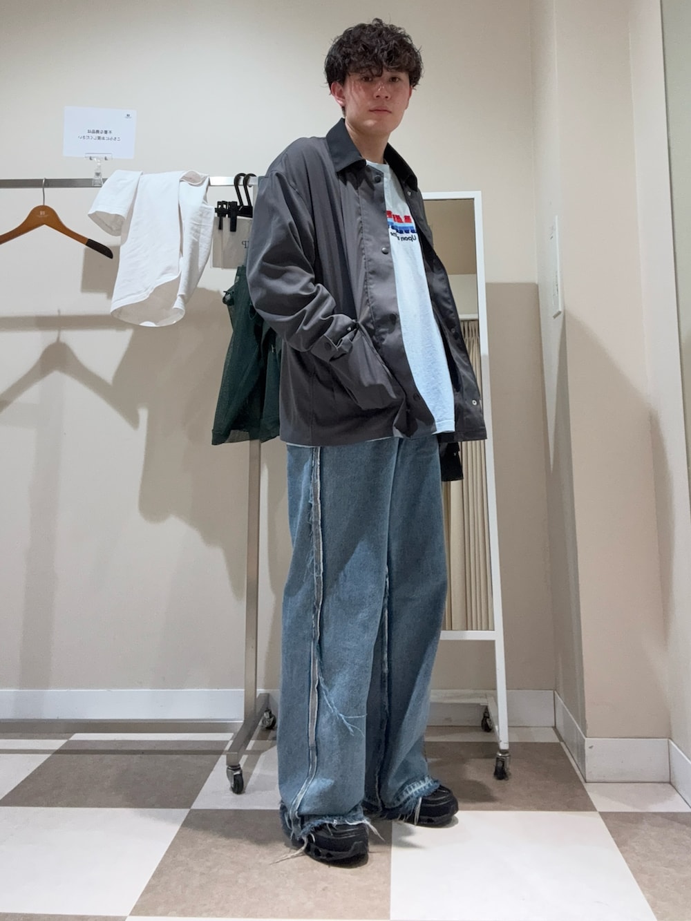 グレー系のその他アウターを着用したメンズの冬コーディネートの2枚目の写真