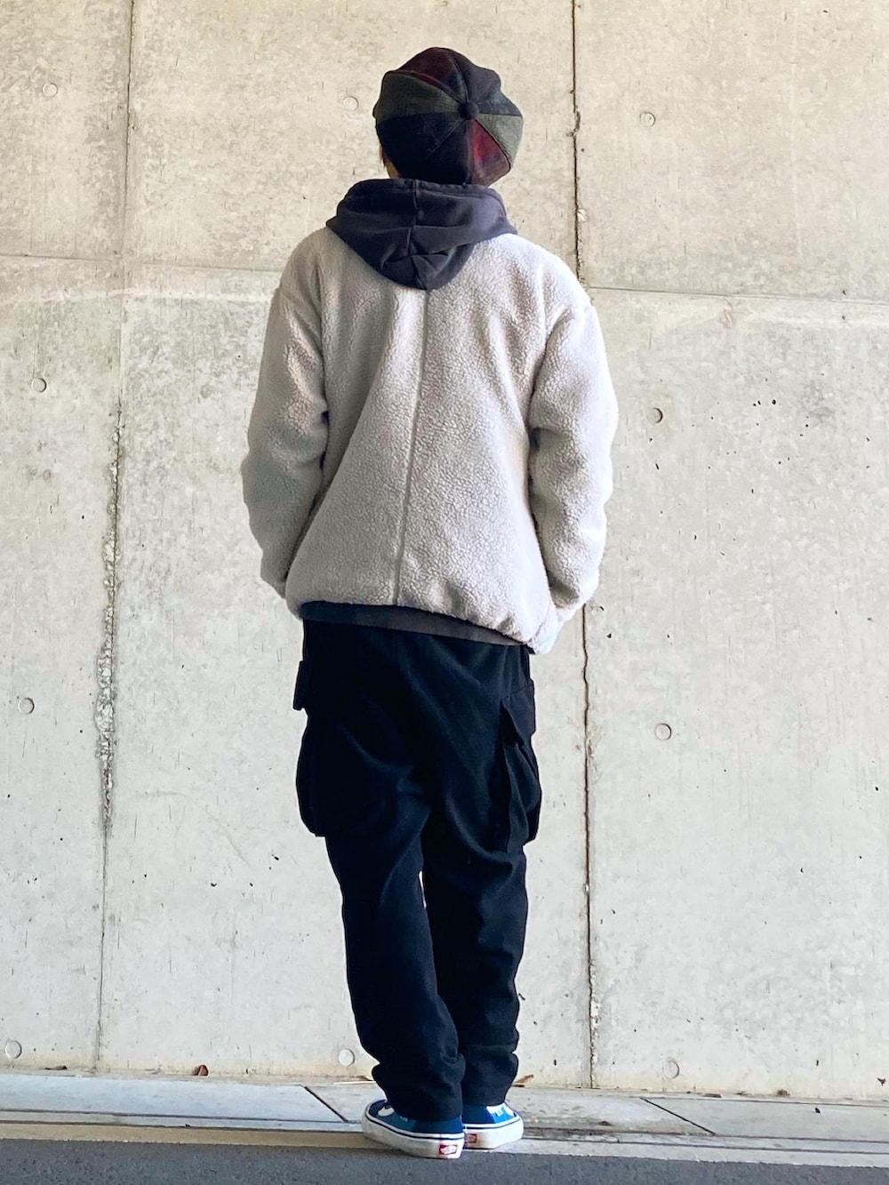 ブルー系のスニーカーを着用したメンズの冬コーディネートの2枚目の写真