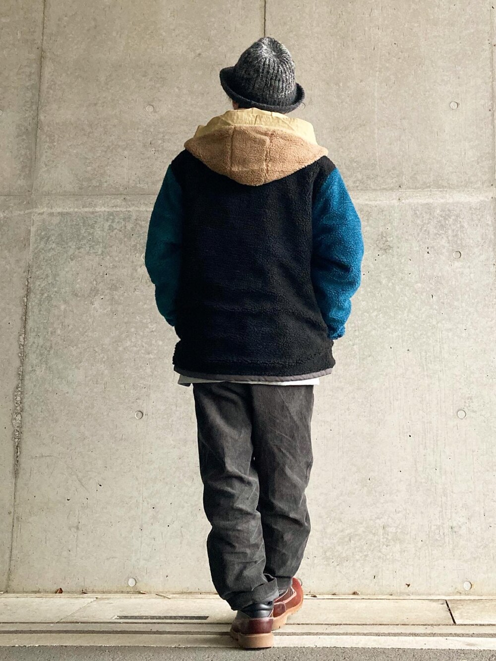 ブラウン系のブーツ、その他のブルゾンを着用したメンズの冬コーディネートの2枚目の写真
