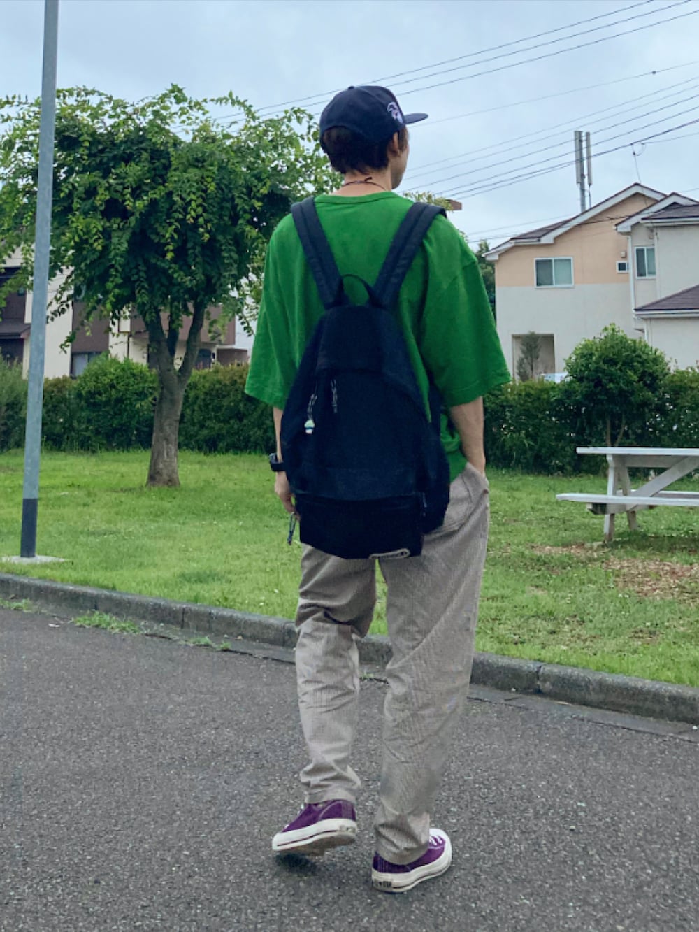 パープル系のスニーカーを着用したメンズの夏コーディネートの2枚目の写真