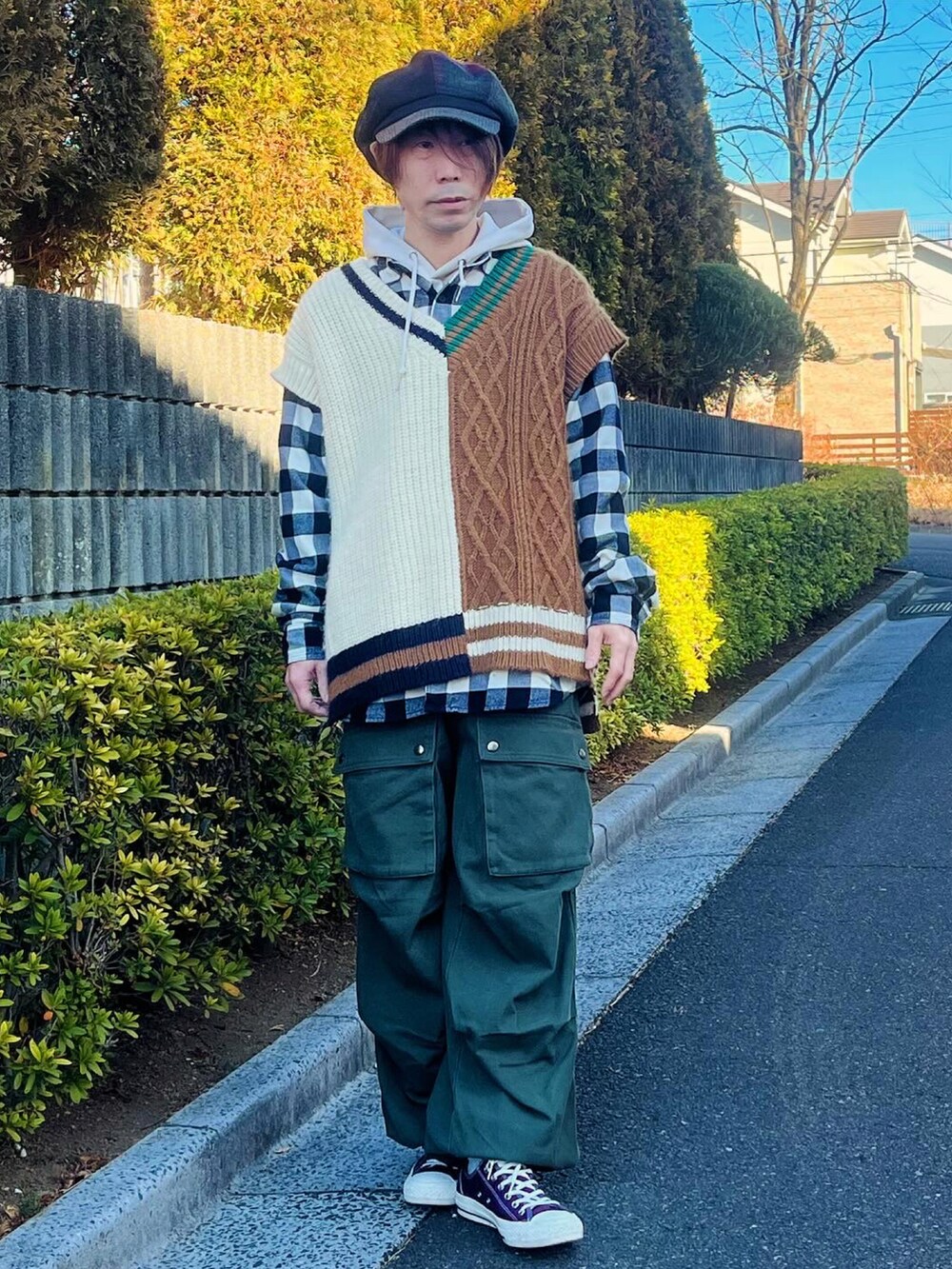パープル系のスニーカー、グリーン系のカーゴパンツを着用したメンズの冬コーディネートの3枚目の写真