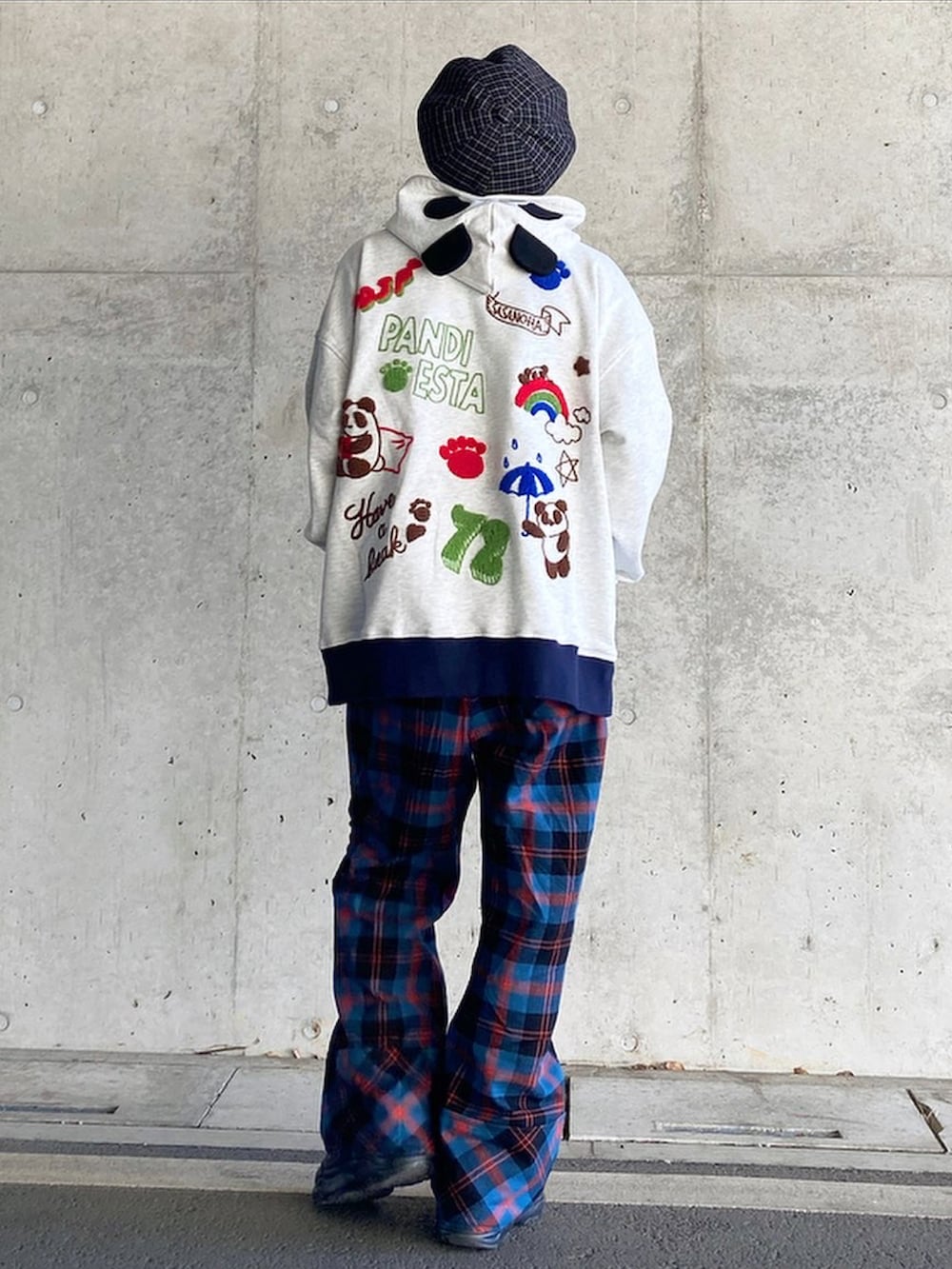 ホワイト系のパーカー、ブルー系のその他パンツ、ブラック系のスニーカーを着用したメンズの春コーディネートの2枚目の写真