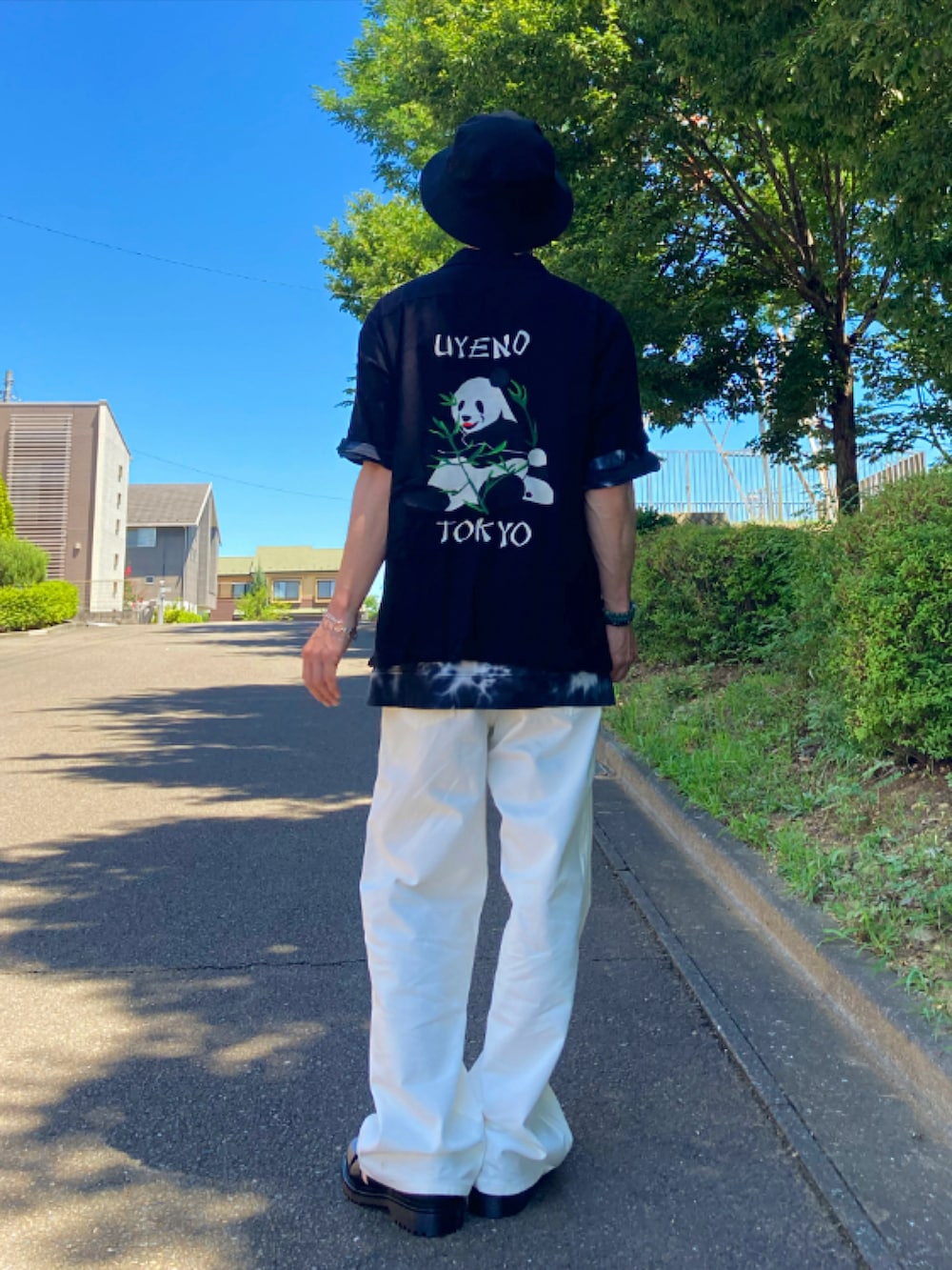 ブルー系のTシャツ/カットソー、ブラック系のシャツ/ブラウス、ホワイト系のデニムパンツを着用したメンズの夏コーディネートの2枚目の写真
