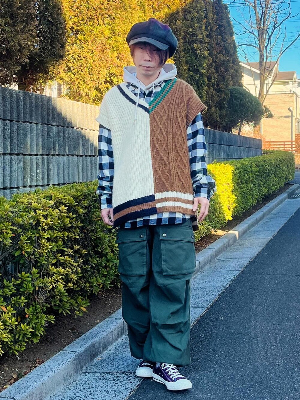パープル系のスニーカー、グリーン系のカーゴパンツを着用したメンズの冬コーディネートの2枚目の写真