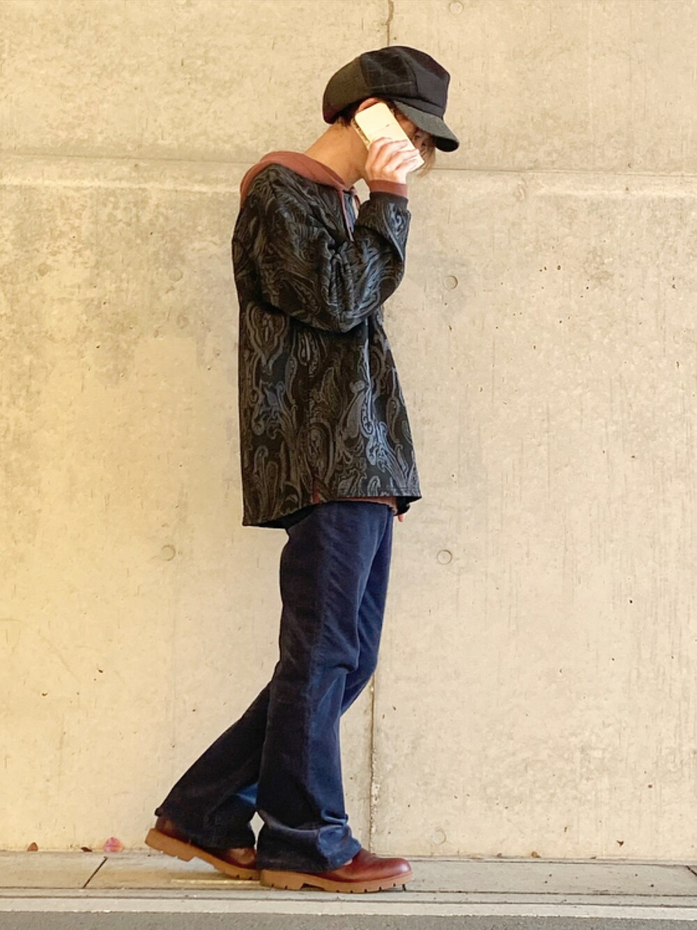 「フレアパンツ、コーデュロイパンツ、GU、ブーツ、プチプラ、エレガント、シンプルコーデ、休日スタイル」｜「RAGEBLUEのペイズリージャガード/クルーニットロンT/236463（Tシャツ/カットソー、ブラック系）」を使った、tanda1015🐼不定期投稿さん（メンズ・167cm）の冬コーディネートの3枚目の写真