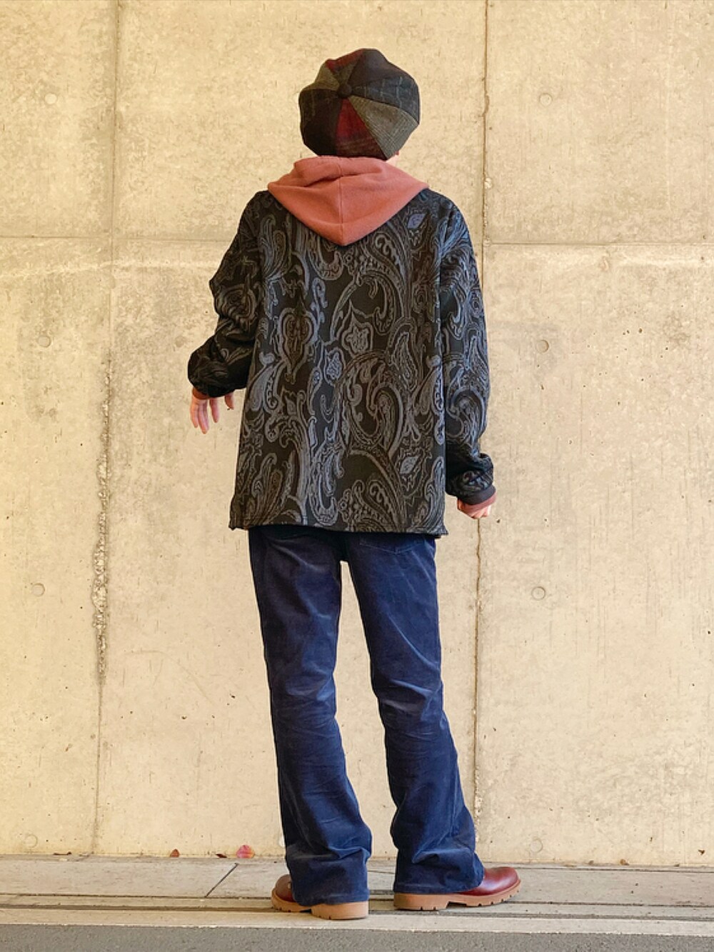 「フレアパンツ、コーデュロイパンツ、GU、ブーツ、プチプラ、エレガント、シンプルコーデ、休日スタイル」｜「RAGEBLUEのペイズリージャガード/クルーニットロンT/236463（Tシャツ/カットソー、ブラック系）」を使った、tanda1015🐼不定期投稿さん（メンズ・167cm）の冬コーディネートの2枚目の写真