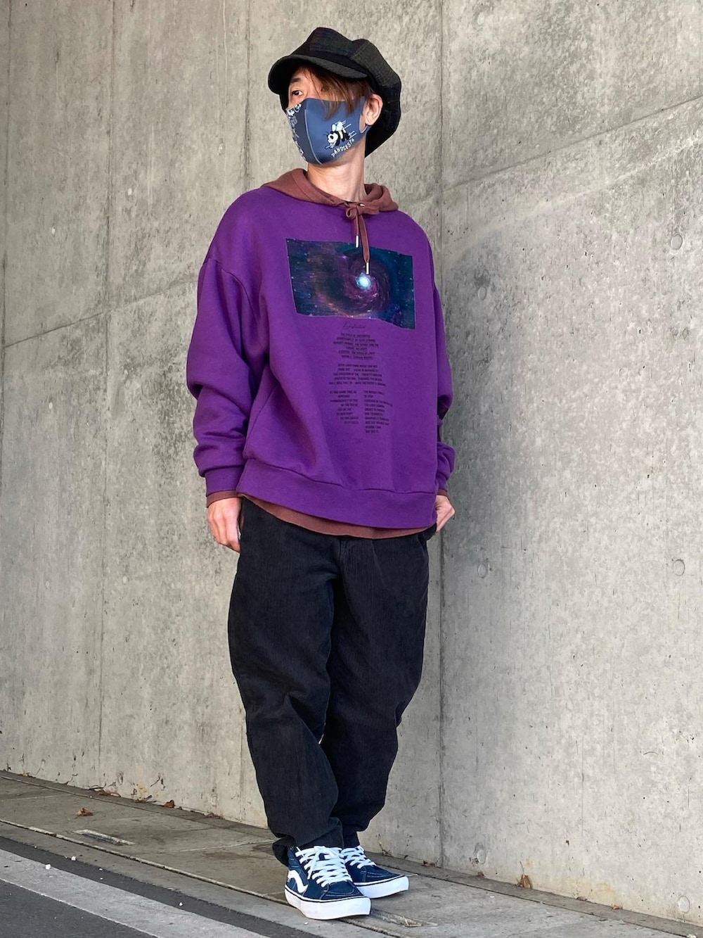 ブルー系のスニーカー、グレー系のチノパンツ、パープル系のスウェットを着用したメンズの秋コーディネートの2枚目の写真