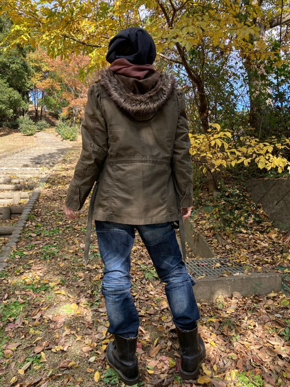 ブラック系のブーツ、ブルー系のデニムパンツ、ブラック系のTシャツ/カットソーを着用したメンズの秋コーディネートの2枚目の写真