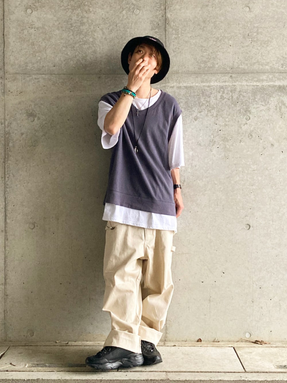 ブラック系のスニーカー、ホワイト系のサロペット/オーバーオール、ブルー系のベストを着用したメンズの夏コーディネートの2枚目の写真