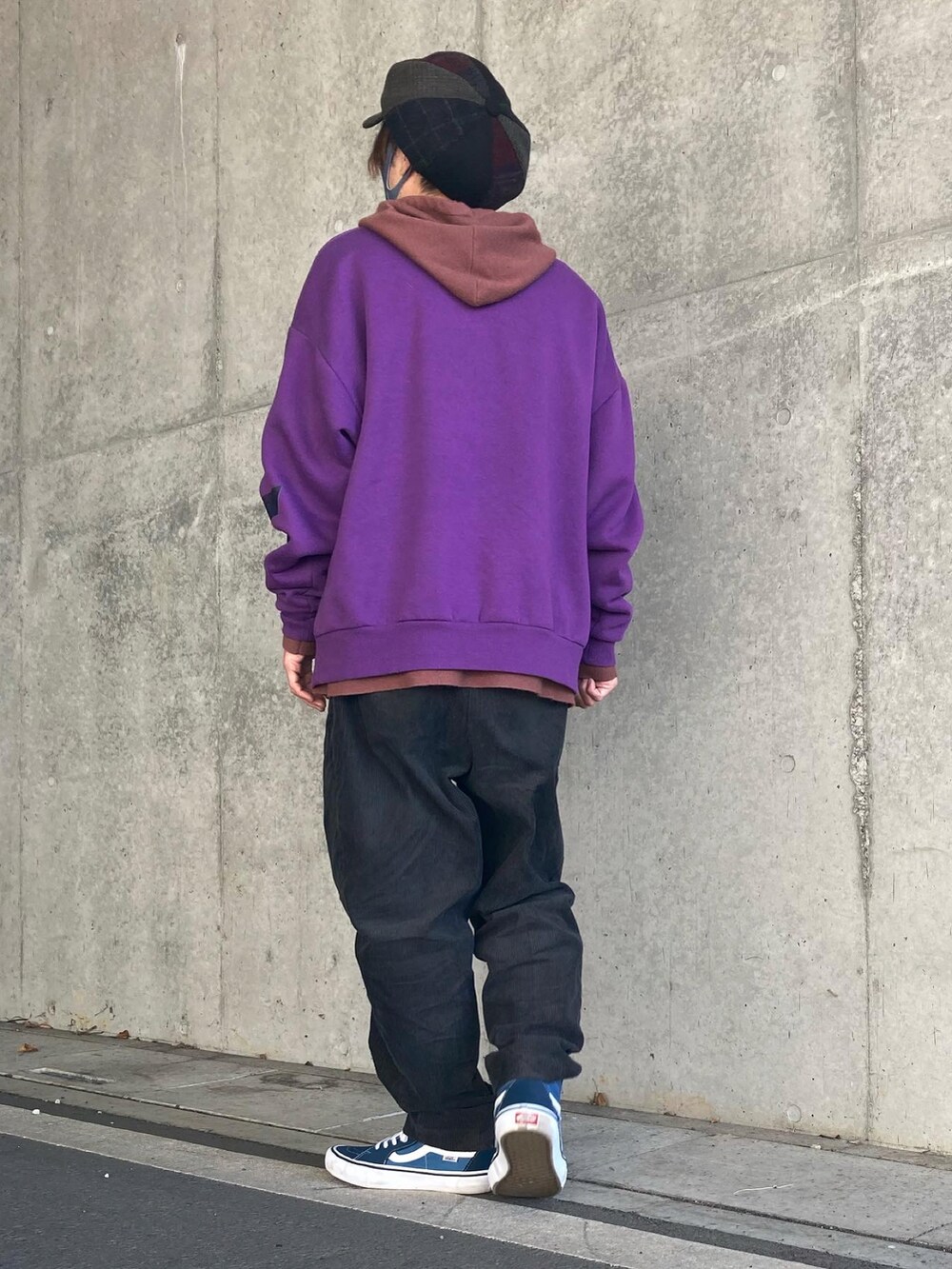 ブルー系のスニーカー、グレー系のチノパンツ、パープル系のスウェットを着用したメンズの秋コーディネートの3枚目の写真