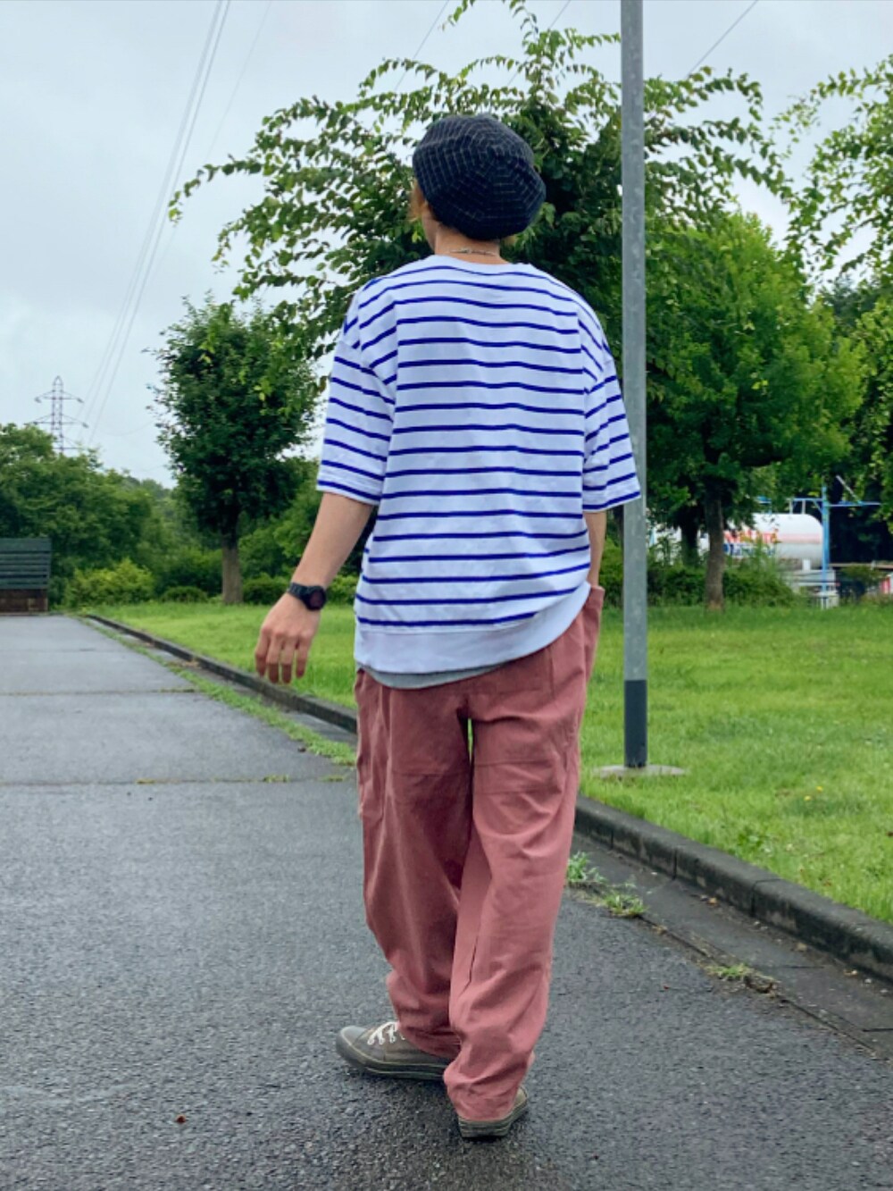 パープル系のその他パンツを着用したメンズの夏コーディネートの2枚目の写真