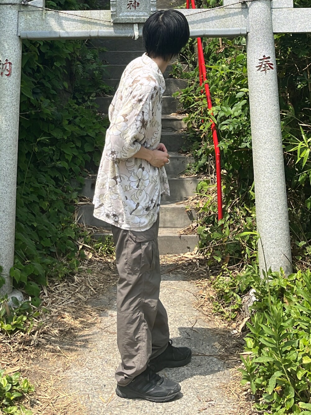 グレー系のカーゴパンツ、ベージュ系のシャツ/ブラウスを着用したメンズの夏コーディネートの2枚目の写真