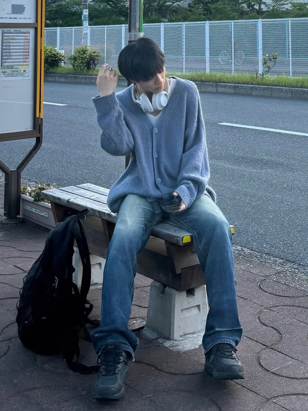 ブルー系のデニムパンツ、ブラック系のスニーカー、ブルー系のカーディガン/ボレロを着用したメンズの春コーディネートの2枚目の写真