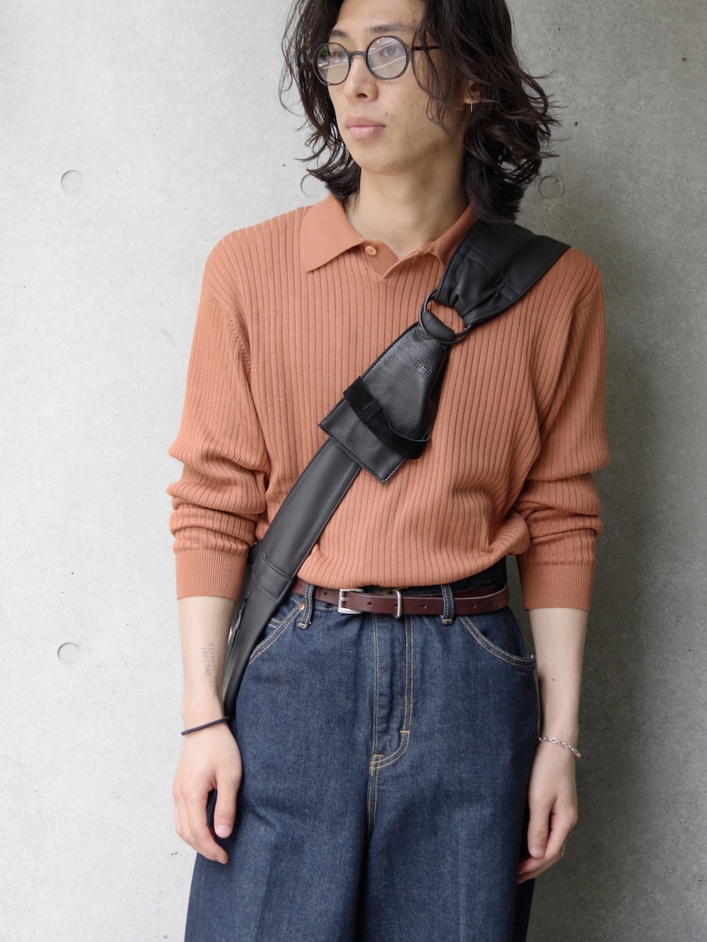 「メンズコーデ、春夏コーデ、いいね、save、フォローお願いします🤑、シンプルコーデ、ショルダーバッグ、古着MIX、キレイめ、ワイドデニム、ニットポロ、タックイン、デニムパンツ、yokosakamoto、BED J.W. FORD、SASQUATCHfabrix、yorozu」｜「SASQUATCHfabrix.のアイテム（シューズ、ブラック系）」を使った、コバシミツキさん（メンズ・170cm）の春コーディネートの2枚目の写真