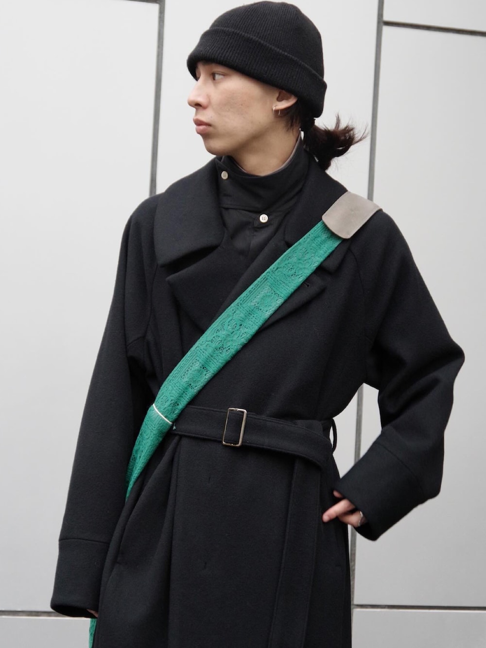「ファッションを楽しもう、WEARyouthコーデ、大人コーデ、秋冬コーデ、冬コーデ、革靴、ロングコート、ニットキャップ、フレアパンツ、ワイドフレアパンツ、レースバッグ、yokosakamoto、juha、edwina horl、SASQUATCHfabrix」|「yoko sakamotoのアイテム(ニットキャップ/ビーニー、ブラック系)」を使った、コバシミツキさん(メンズ・170cm)の秋コーディネートの2枚目の写真