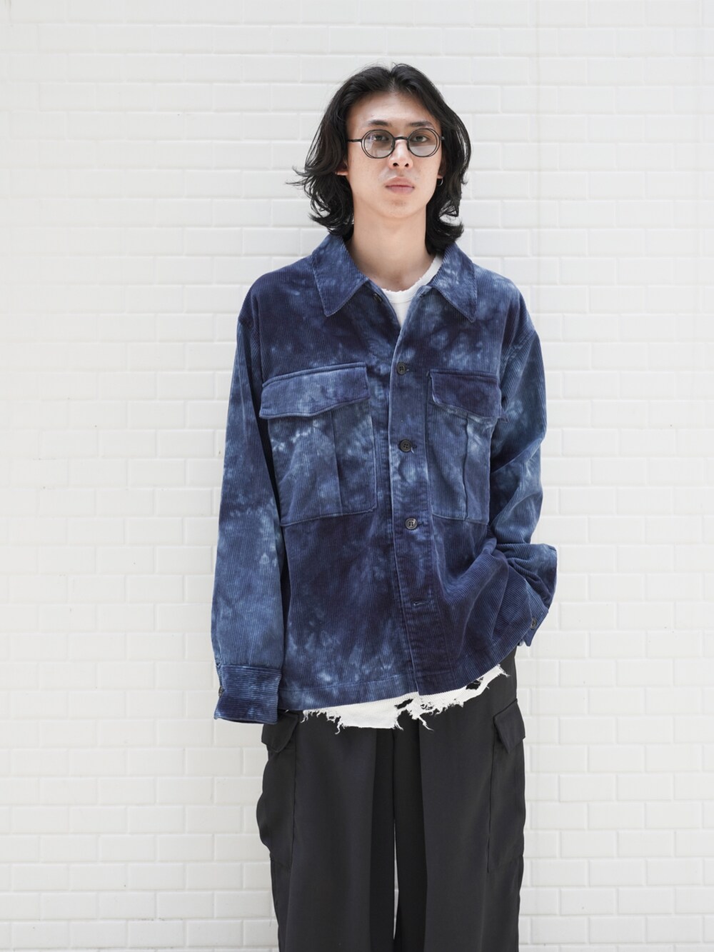 「ファッションを楽しもう、秋服コーデ、メンズファッション、メンズコーデ、オトナカジュアル、革靴、サングラス、ネイビー、コーデュロイ、タイダイ柄、jieda、ancellm、ALMOSTBLACK、KUBORAUM、SASQUATCHfabrix」｜「KUBORAUMのアイテム（サングラス、ブラック系）」を使った、コバシミツキさん（メンズ・170cm）の秋コーディネートの2枚目の写真