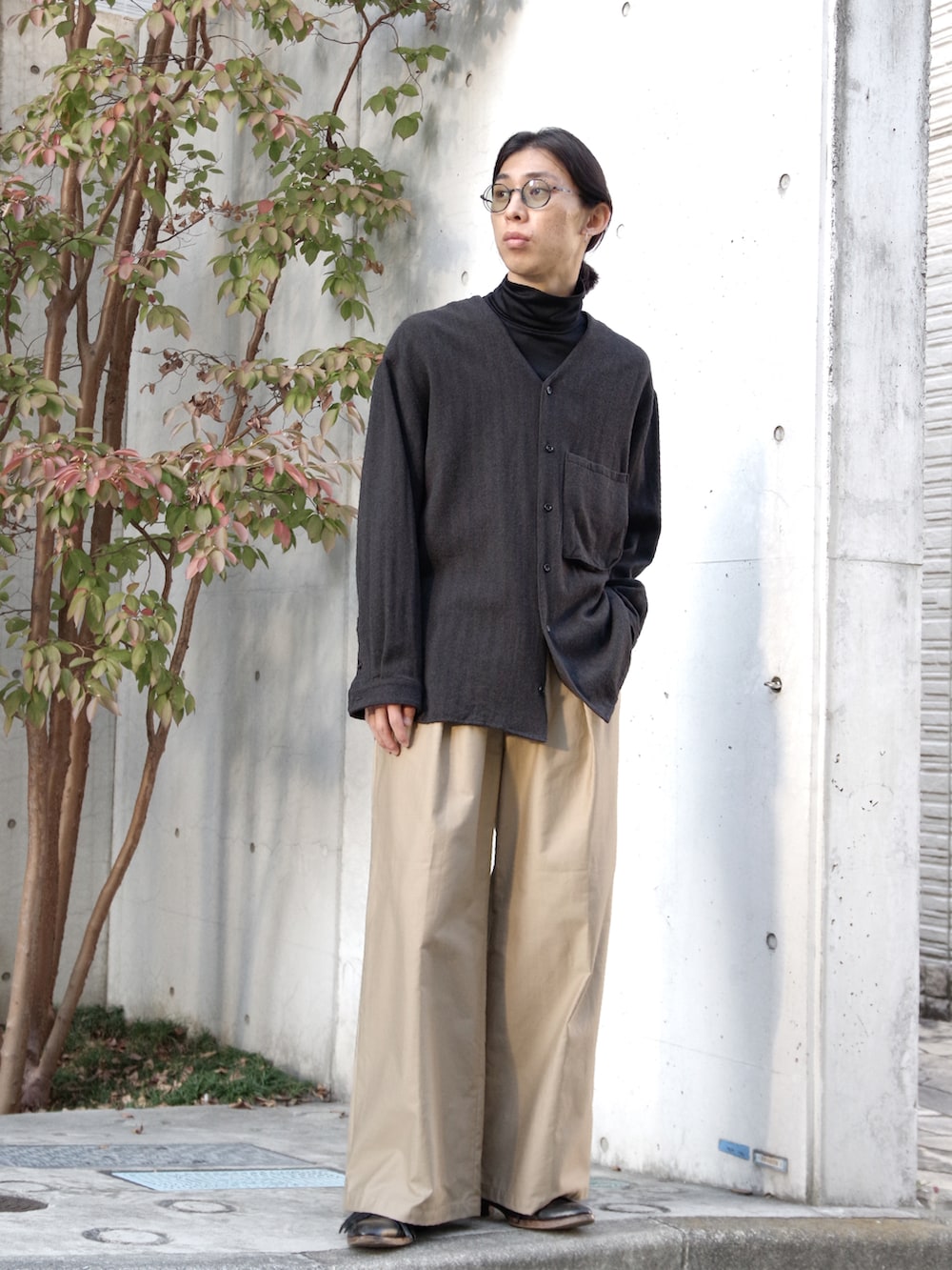 「秋のコーデ、オトナカジュアル、今日のコーデ、大人コーデ、秋服コーデ、トレンチコート、ワイドパンツ、Vネックシャツ、ロングコート、サングラス、dulcamara、my beautiful landlet、juha、ancellm、KUBORAUM」｜「Dulcamaraのアイテム（トレンチコート、ブラック系）」を使った、コバシミツキさん（メンズ・170cm）の秋コーディネートの4枚目の写真