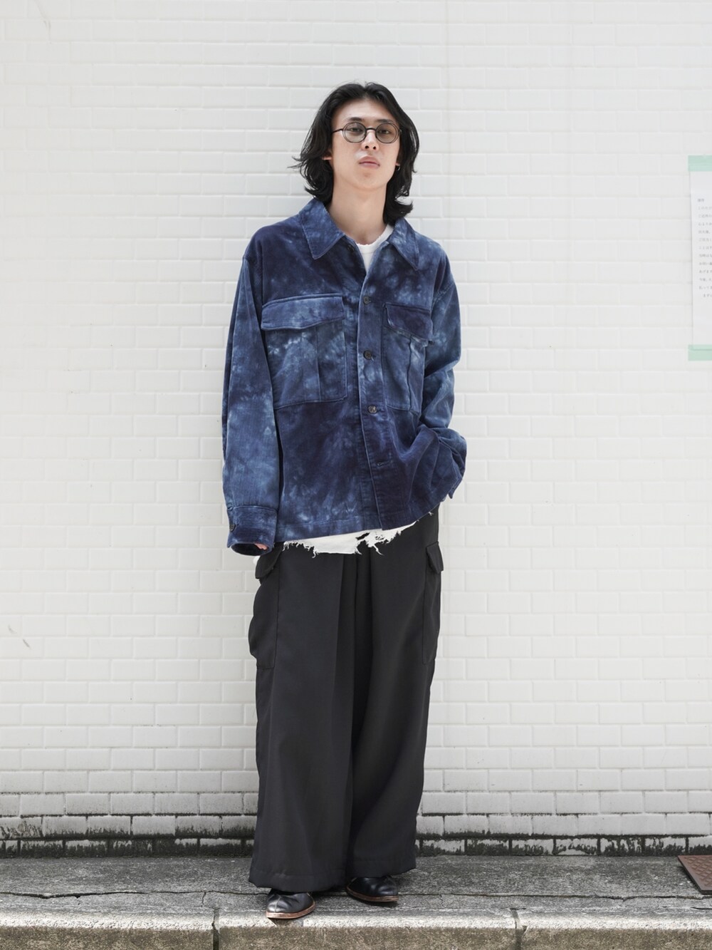 「ファッションを楽しもう、秋服コーデ、メンズファッション、メンズコーデ、オトナカジュアル、革靴、サングラス、ネイビー、コーデュロイ、タイダイ柄、jieda、ancellm、ALMOSTBLACK、KUBORAUM、SASQUATCHfabrix」｜「KUBORAUMのアイテム（サングラス、ブラック系）」を使った、コバシミツキさん（メンズ・170cm）の秋コーディネートの5枚目の写真