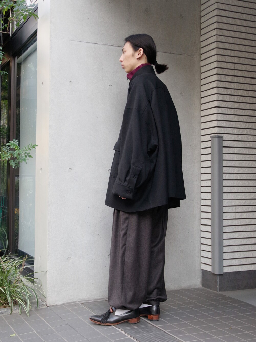 「秋冬コーデ、秋服、ビックシルエット、ブラウン、ボルドー、いいね、save、フォローお願いします🤑、秋、トラックジャケット、モードストリート、edwina horl、SASQUATCHfabrix、yokosakamoto、ドメスティックブランド、モード系」｜「Edwina Horlのアイテム（ジャケット/アウター、ブラック系）」を使った、コバシミツキさん（メンズ・170cm）の秋コーディネートの2枚目の写真