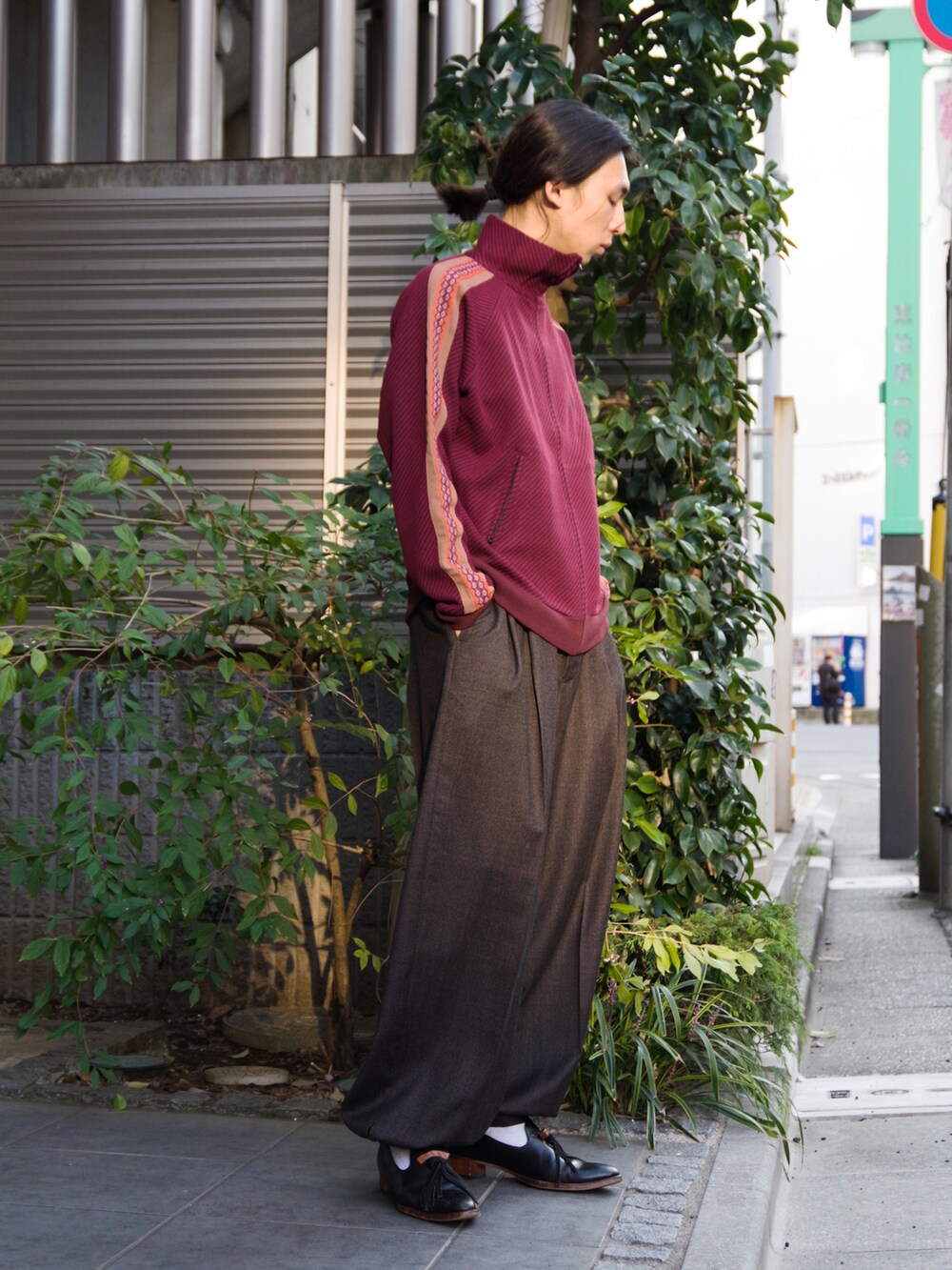 「秋冬コーデ、秋服、ビックシルエット、ブラウン、ボルドー、いいね、save、フォローお願いします🤑、秋、トラックジャケット、モードストリート、edwina horl、SASQUATCHfabrix、yokosakamoto、ドメスティックブランド、モード系」｜「Edwina Horlのアイテム（ジャケット/アウター、ブラック系）」を使った、コバシミツキさん（メンズ・170cm）の秋コーディネートの3枚目の写真