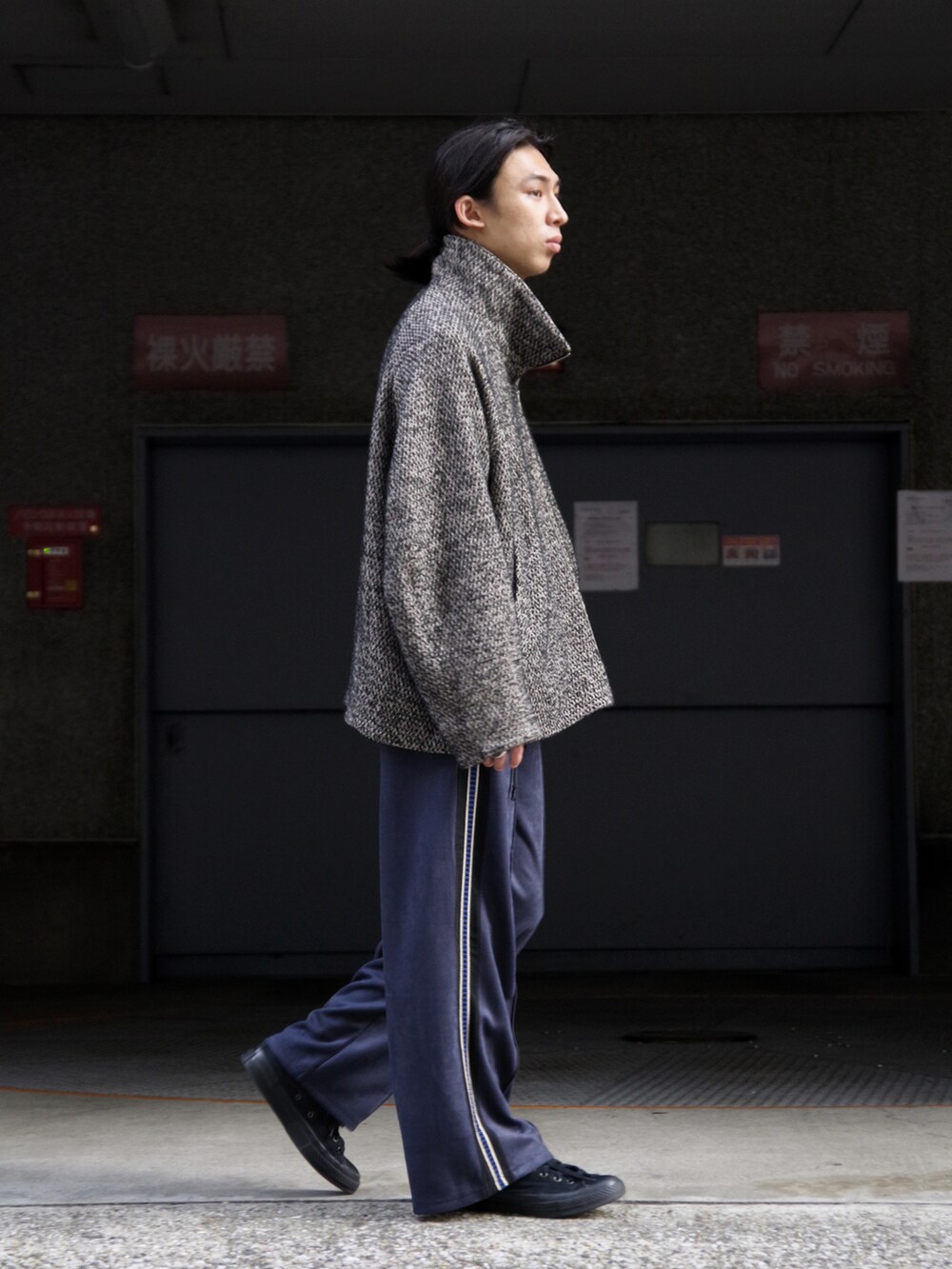 「シンプルスタイル、シンプル、秋、秋コーデ、ブルゾン、着回しコーデ、ブルー、冬アウター、スタンドカラー、トラックパンツ、フェイクレザーパンツ、my beautiful landlet、SASQUATCHfabrix、Chuck Taylor、converse」｜「my beautiful landletのアイテム（ジャケット/アウター、ブラック系）」を使った、コバシミツキさん（メンズ・170cm）の秋コーディネートの5枚目の写真