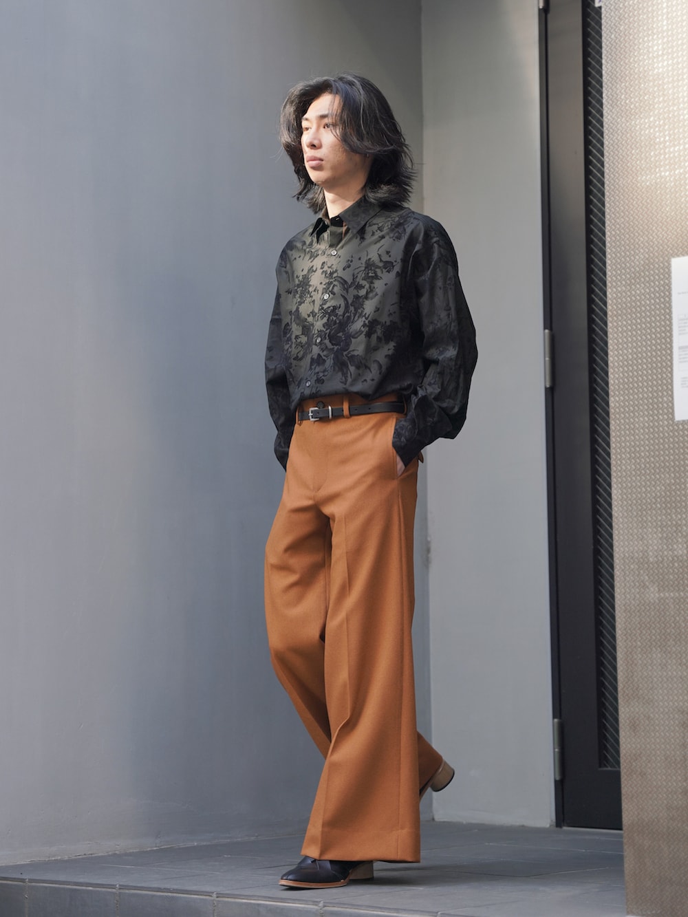 「春服デビュー宣言、大人カジュアル、春、ジャケット、デニムジャケット、フレアパンツ、春コーデ、タックイン、デニム、ジージャン、MASU、SASQUATCHfabrix、ワイドフレアパンツ、ドメスティックブランド、革靴」｜「MASUのアイテム（デニムジャケット、ブルー系）」を使った、コバシミツキさん（メンズ・170cm）の春コーディネートの4枚目の写真