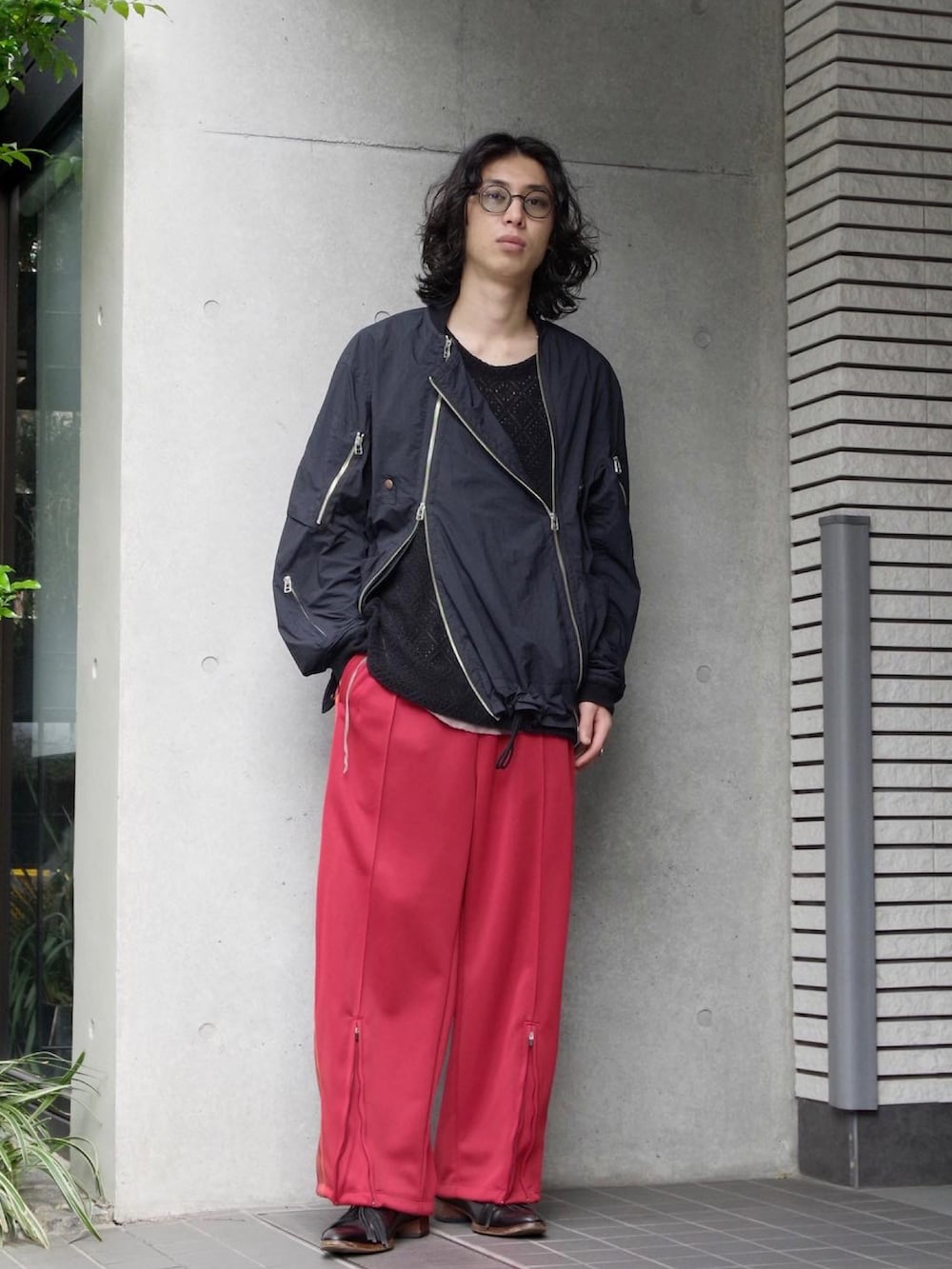 「メンズコーデ、レイヤードスタイル、黒、春アウター、MA-1、キレイめコーデ、トラックパンツ、ワイドトラックパンツ、ミリタリー、フライトジャケット、タンクトップ、BED J.W. FORD、SHINYA KOZUKA、LEH、SASQUATCHfabrix」｜「BED J.W. FORDのアイテム（MA-1、ブラック系）」を使った、コバシミツキさん（メンズ・170cm）の春コーディネートの5枚目の写真