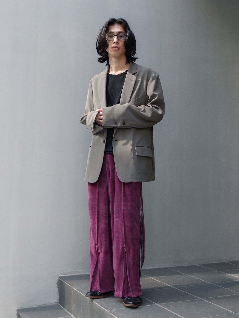 「春夏コーデ、キレイめ、グリーン、ジャケット、トラックパンツ、ベロアトラックパンツ、ワイドトラックパンツ、edwina horl、KUBORAUM、LEH、ドメスティックブランド」｜「Edwina Horlのアイテム（テーラードジャケット、グリーン系）」を使った、コバシミツキさん（メンズ・170cm）の春コーディネートの4枚目の写真