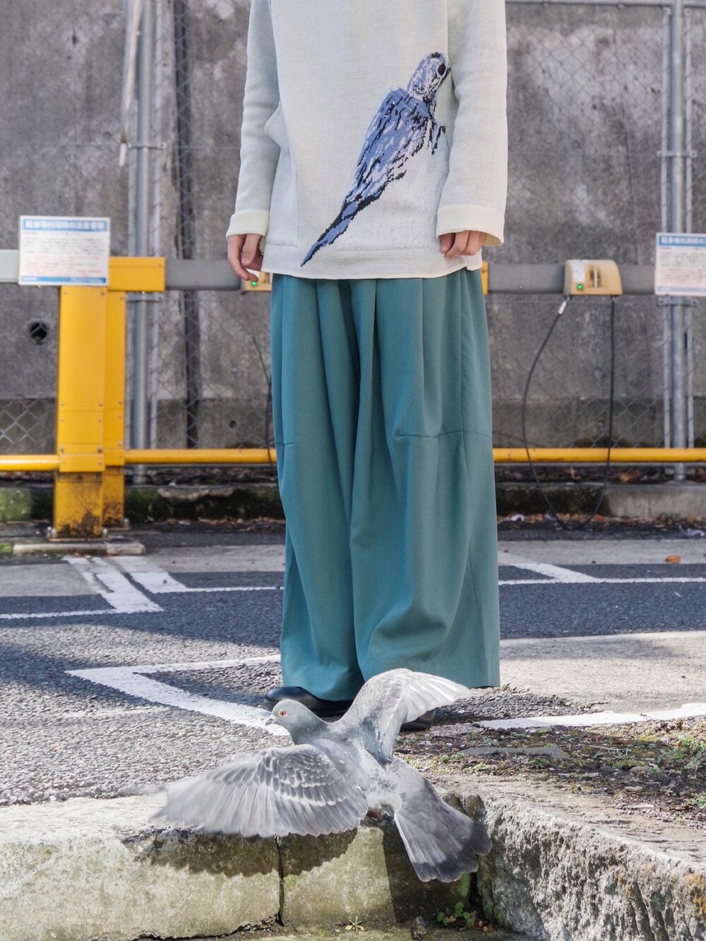 「シンプル、春コーデ、ビッグシルエット、春、グリーン、SHINYA KOZUKA、ニットポロ、スカーフコーデ、スカーフ、AUTTAA、シンヤコヅカ、ドメスティックブランド、カジュアル」｜「SHINYAKOZUKAのアイテム（ストール/ショール、ブラック系）」を使った、コバシミツキさん（メンズ・170cm）の冬コーディネートの4枚目の写真
