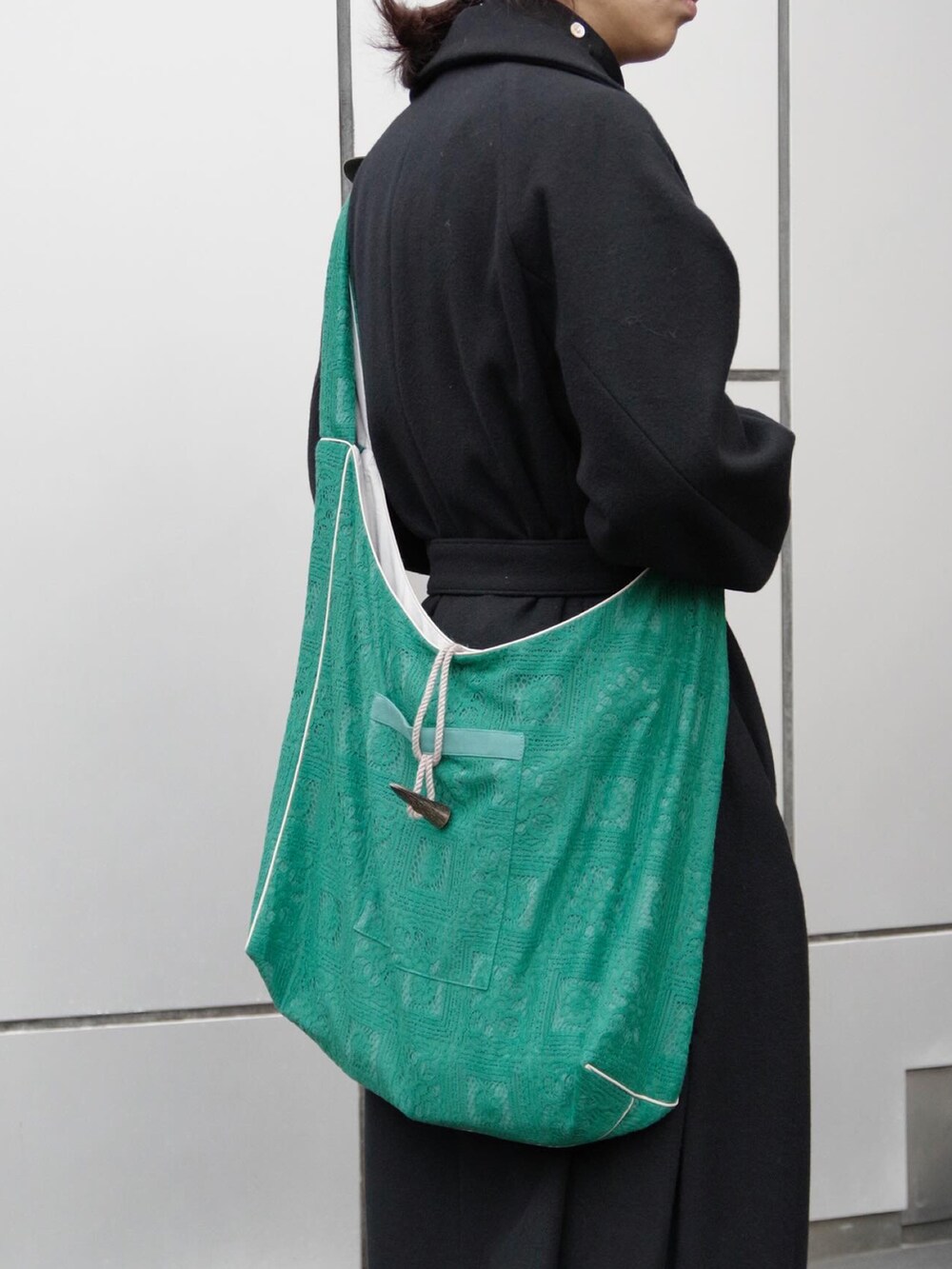 「ファッションを楽しもう、WEARyouthコーデ、大人コーデ、秋冬コーデ、冬コーデ、革靴、ロングコート、ニットキャップ、フレアパンツ、ワイドフレアパンツ、レースバッグ、yokosakamoto、juha、edwina horl、SASQUATCHfabrix」|「yoko sakamotoのアイテム(ニットキャップ/ビーニー、ブラック系)」を使った、コバシミツキさん(メンズ・170cm)の秋コーディネートの3枚目の写真