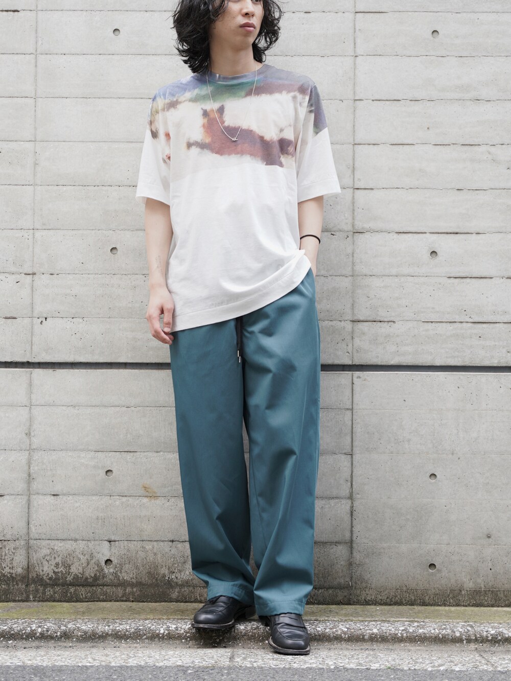 グレー系のシャツ/ブラウス、ホワイト系のTシャツ/カットソー、グリーン系のスラックスを着用したメンズの春コーディネートの3枚目の写真