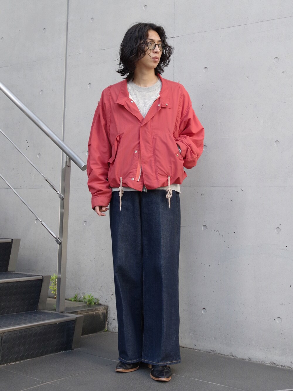 「シンプルスタイル、メンズファッション、キレイめ、大人コーデ、ワイドデニム、春、ワイドパンツ、春アウター、ショートモッズ、デニムコーデ、BED J.W. FORD、MASU、SASQUATCHfabrix、ドメスティックブランド、サングラス」｜「KUBORAUMのアイテム（サングラス、ブラック系）」を使った、コバシミツキさん（メンズ・170cm）の春コーディネートの5枚目の写真