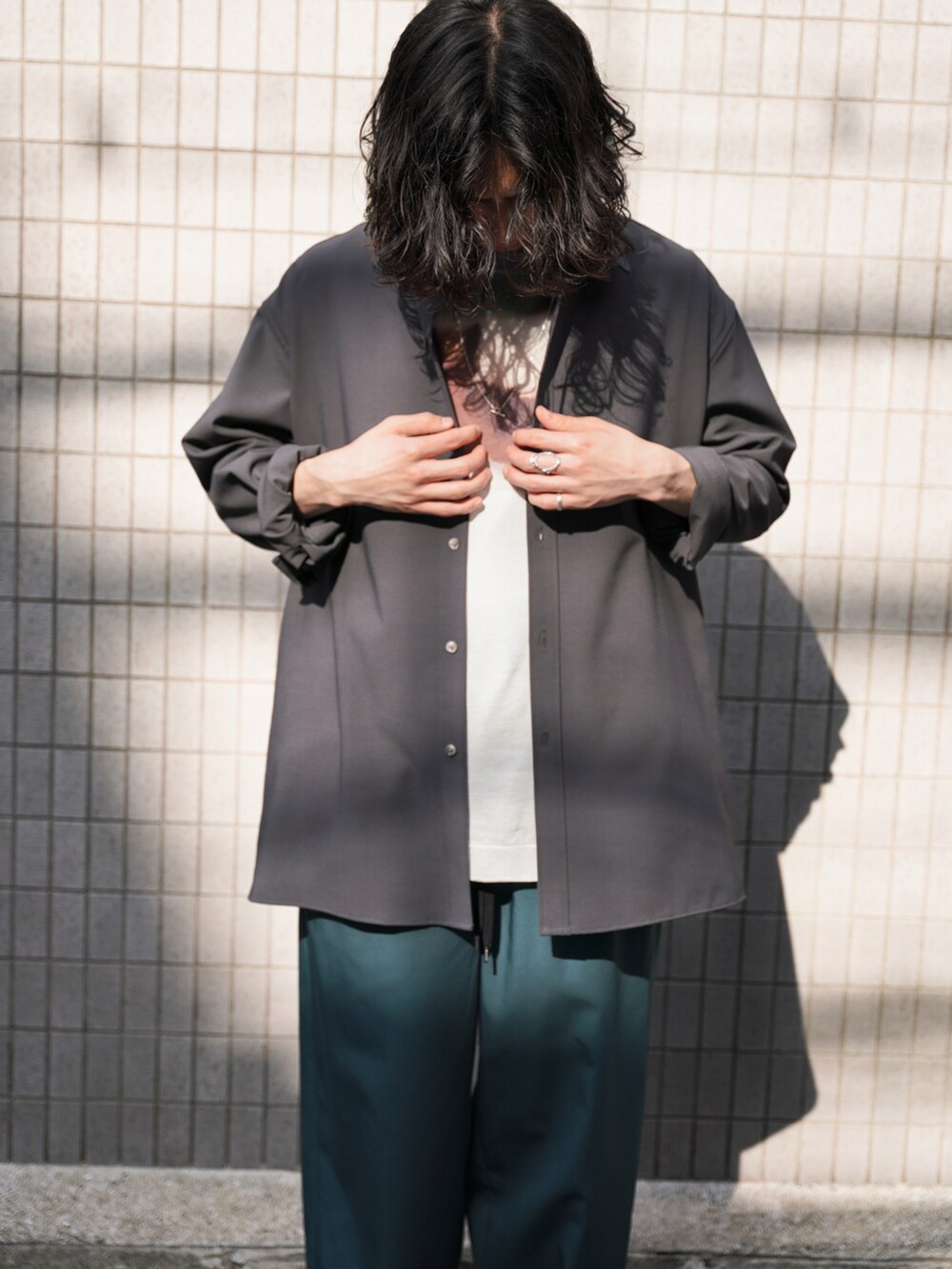 グレー系のシャツ/ブラウス、ホワイト系のTシャツ/カットソー、グリーン系のスラックスを着用したメンズの春コーディネートの2枚目の写真