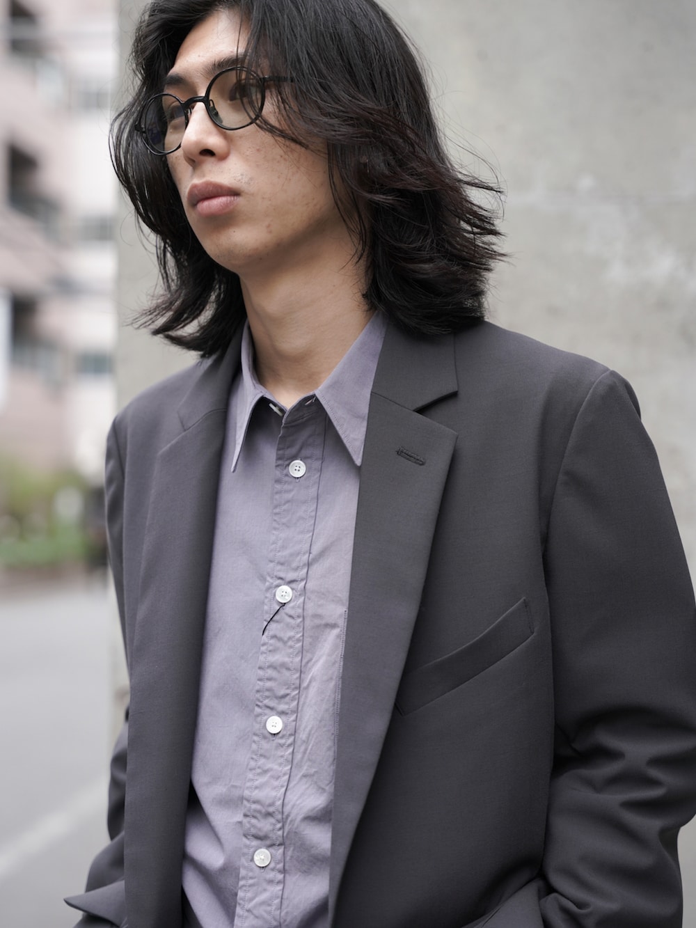 「春、シャツスタイル、春服コーデ、はるコーデ、ジャケット、テーラードジャケット、春服、タックイン、サングラス、ホワイトパンツ、トラッド、edwina horl、rakines、BED J.W. FORD、ドメスティックブランド」｜「KUBORAUMのアイテム（サングラス、ブラック系）」を使った、コバシミツキさん（メンズ・170cm）の春コーディネートの2枚目の写真