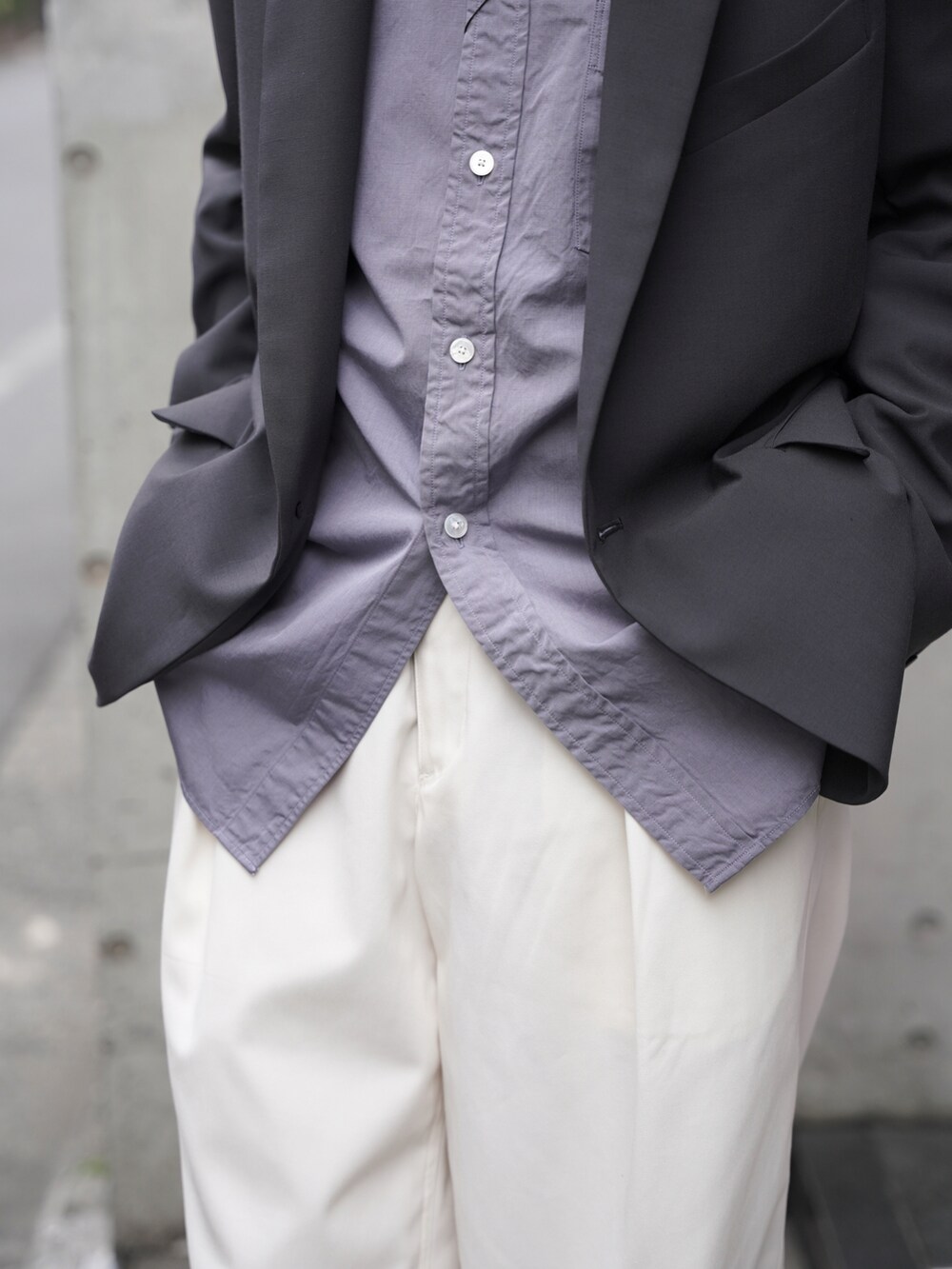 「春、シャツスタイル、春服コーデ、はるコーデ、ジャケット、テーラードジャケット、春服、タックイン、サングラス、ホワイトパンツ、トラッド、edwina horl、rakines、BED J.W. FORD、ドメスティックブランド」｜「KUBORAUMのアイテム（サングラス、ブラック系）」を使った、コバシミツキさん（メンズ・170cm）の春コーディネートの3枚目の写真