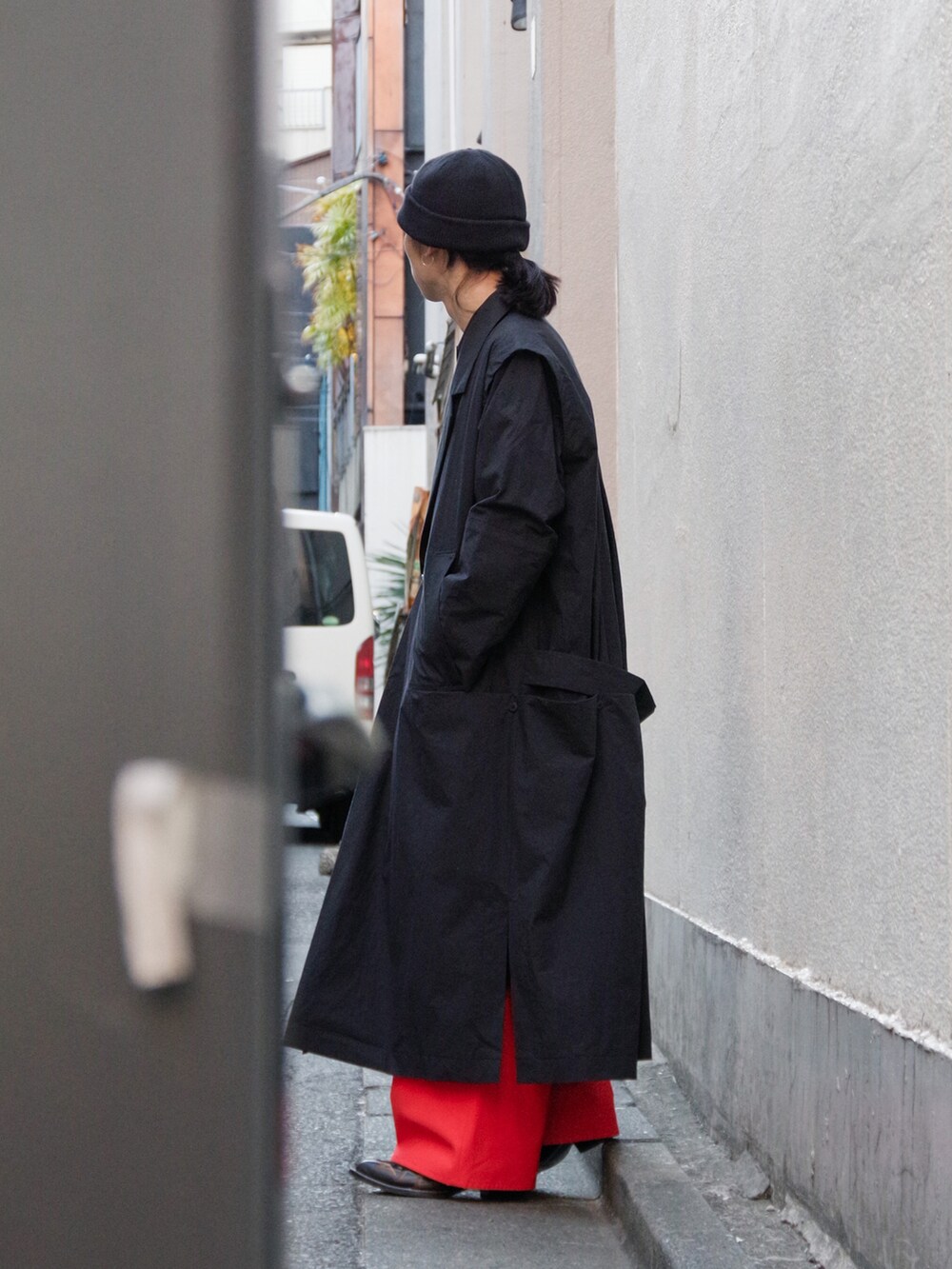 「春、キレイめ、ワイドパンツ、春夏コーデ、春アウター、レイヤードスタイル、いいね、save、フォローお願いします🤑、差し色、ロングコート、カラーパンツ、ニットキャップ、モードストリート、yokosakamoto、BED J.W. FORD、LEH」｜「yoko sakamotoのアイテム（ニットキャップ/ビーニー、ブラック系）」を使った、コバシミツキさん（メンズ・170cm）の春コーディネートの2枚目の写真