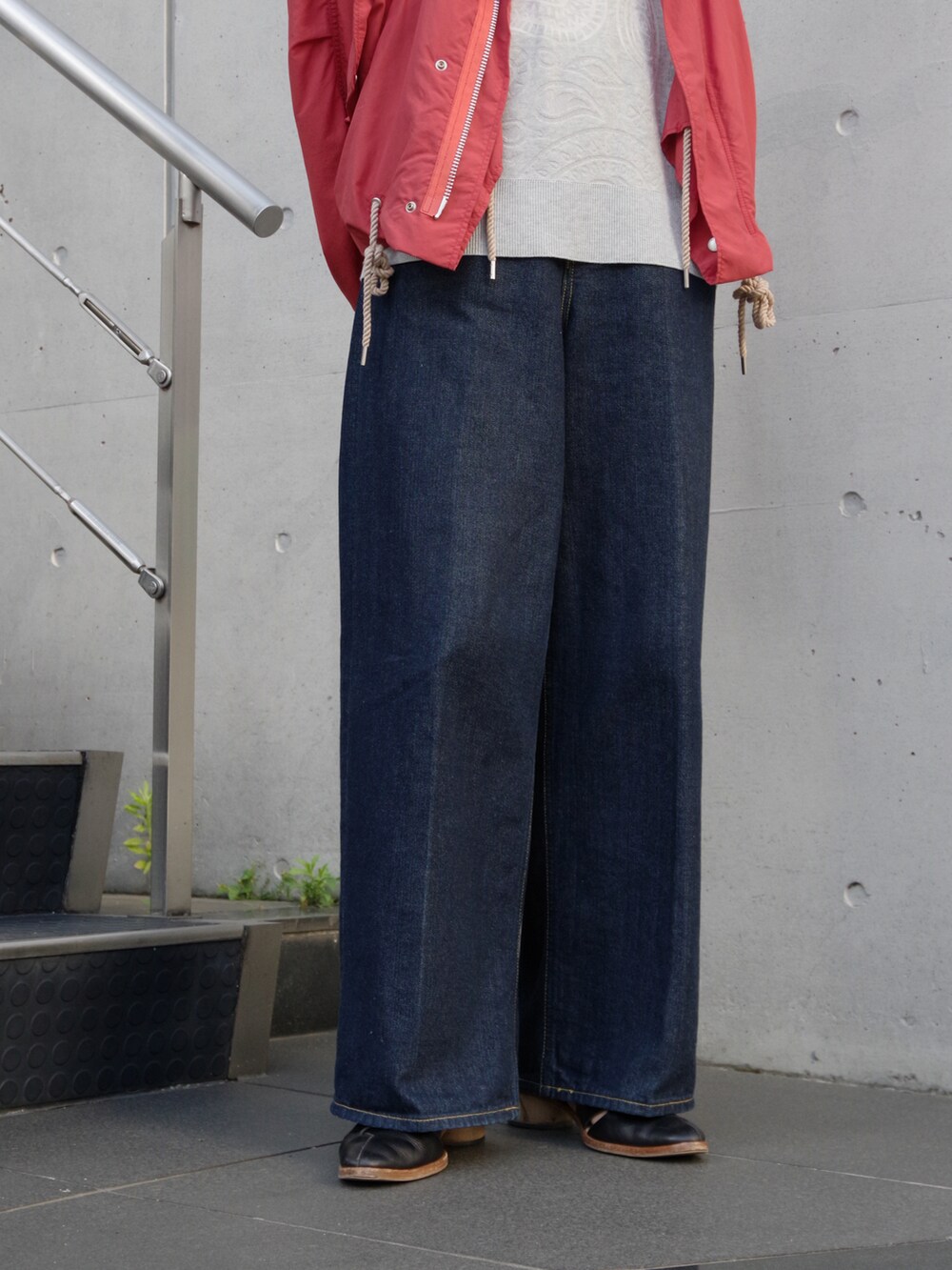 「シンプルスタイル、メンズファッション、キレイめ、大人コーデ、ワイドデニム、春、ワイドパンツ、春アウター、ショートモッズ、デニムコーデ、BED J.W. FORD、MASU、SASQUATCHfabrix、ドメスティックブランド、サングラス」｜「KUBORAUMのアイテム（サングラス、ブラック系）」を使った、コバシミツキさん（メンズ・170cm）の春コーディネートの4枚目の写真