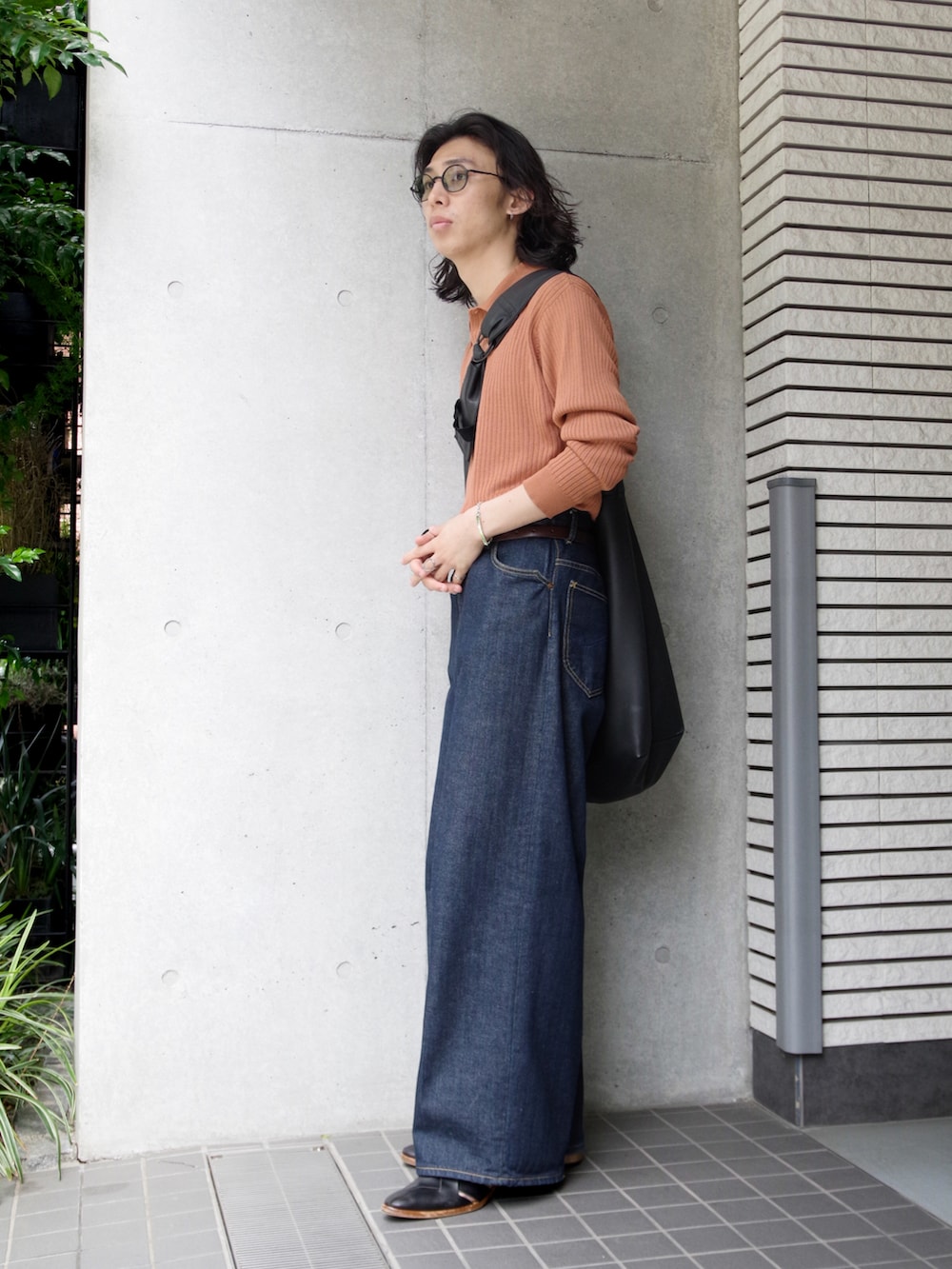 「メンズコーデ、春夏コーデ、いいね、save、フォローお願いします🤑、シンプルコーデ、ショルダーバッグ、古着MIX、キレイめ、ワイドデニム、ニットポロ、タックイン、デニムパンツ、yokosakamoto、BED J.W. FORD、SASQUATCHfabrix、yorozu」｜「SASQUATCHfabrix.のアイテム（シューズ、ブラック系）」を使った、コバシミツキさん（メンズ・170cm）の春コーディネートの3枚目の写真