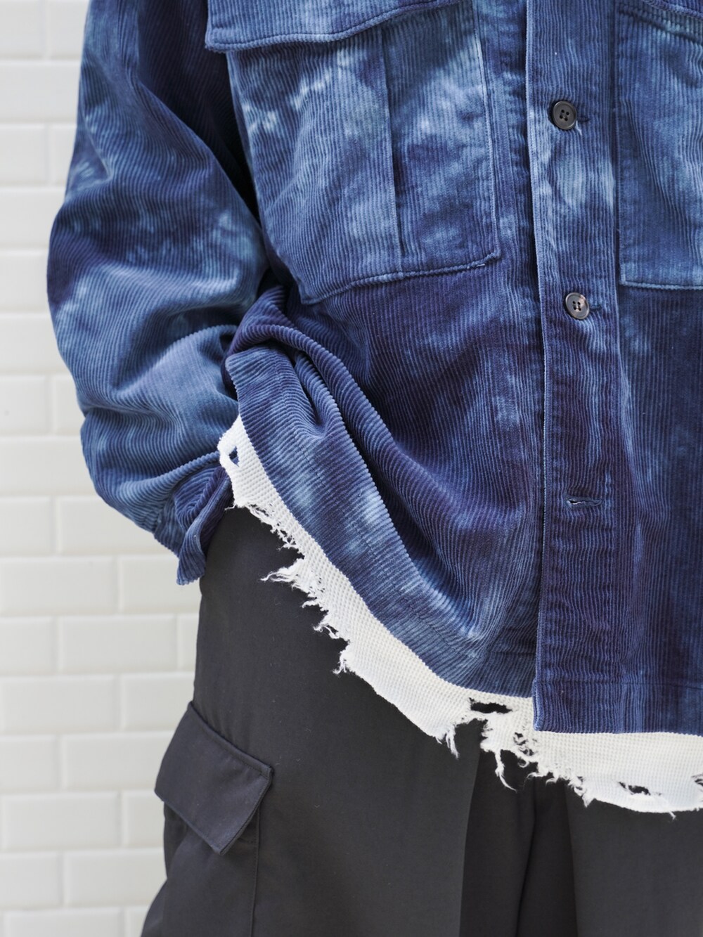 「ファッションを楽しもう、秋服コーデ、メンズファッション、メンズコーデ、オトナカジュアル、革靴、サングラス、ネイビー、コーデュロイ、タイダイ柄、jieda、ancellm、ALMOSTBLACK、KUBORAUM、SASQUATCHfabrix」｜「KUBORAUMのアイテム（サングラス、ブラック系）」を使った、コバシミツキさん（メンズ・170cm）の秋コーディネートの3枚目の写真