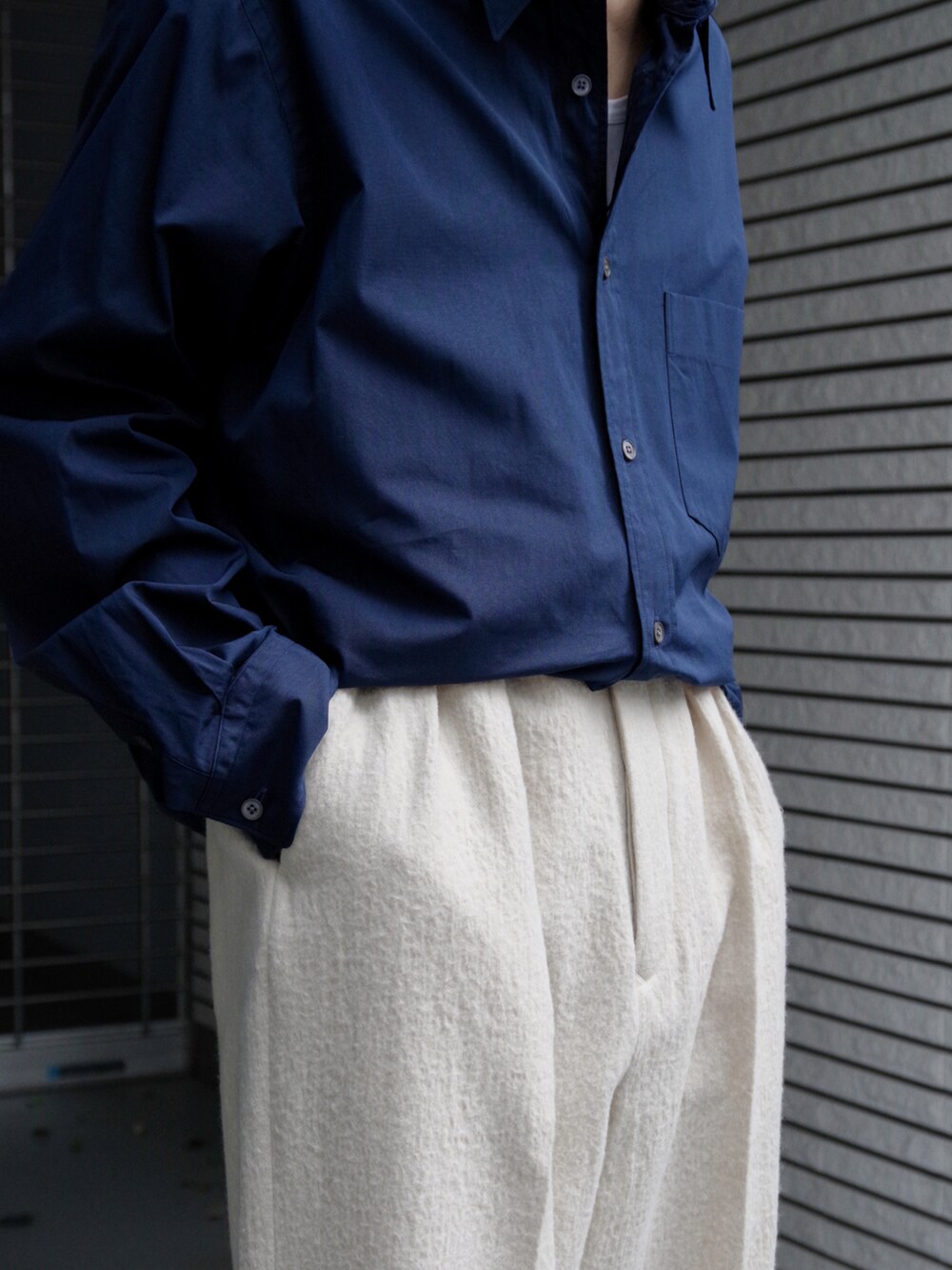 「秋ルック紹介するよ、秋のコーデ、シンプルスタイル、メンズコーデ、秋服コーデ、いいね、save、フォローお願いします🤑、メンズファッション、秋カラー、ローファー、キレイめ、きれいめ、革靴、instagramフォローお願いします、rakines、anei」｜「RAKINESのアイテム（シャツ/ブラウス、ブルー系）」を使った、コバシミツキさん（メンズ・170cm）の秋コーディネートの2枚目の写真